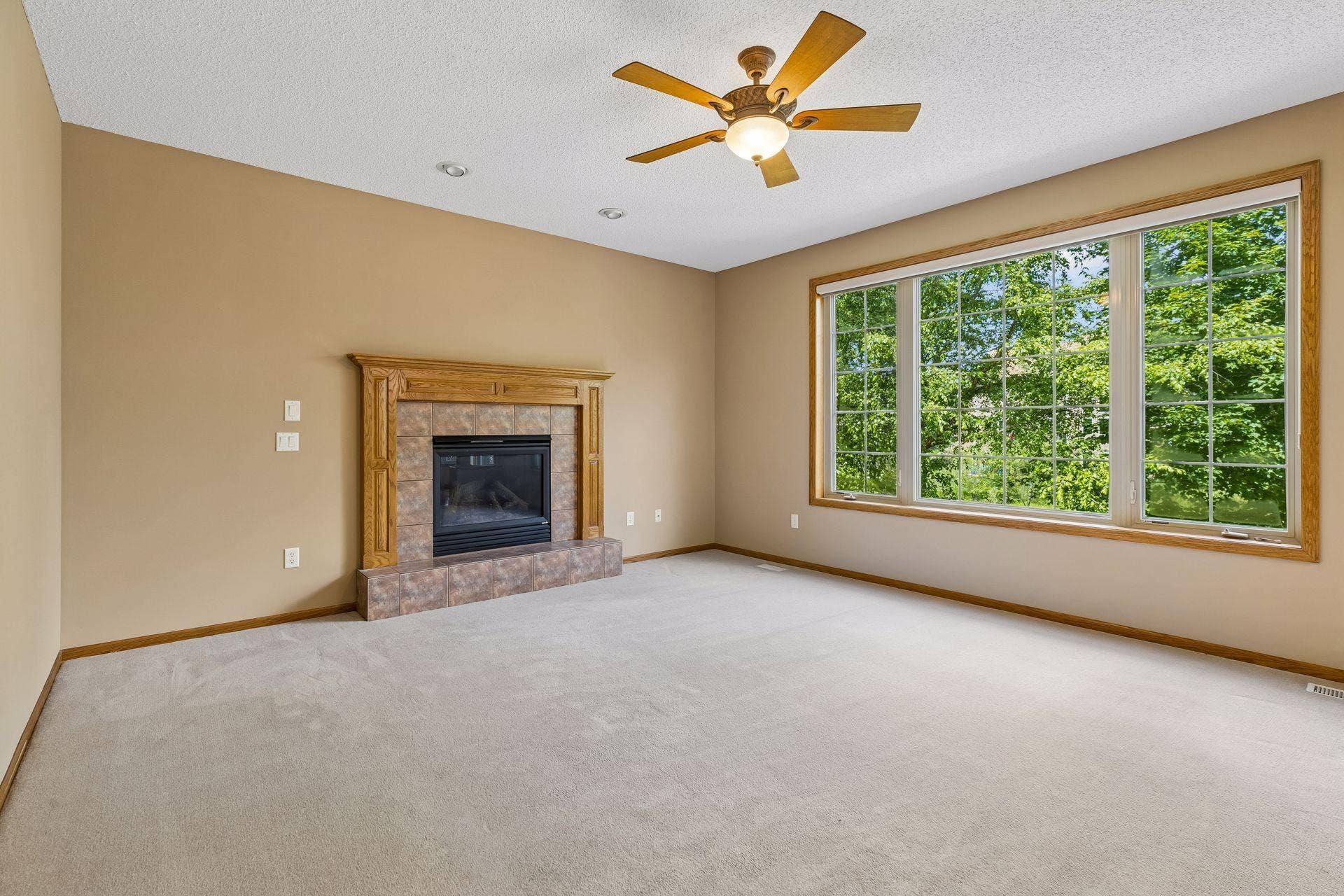 LARGE WINDOWS OVERLOOKING POND