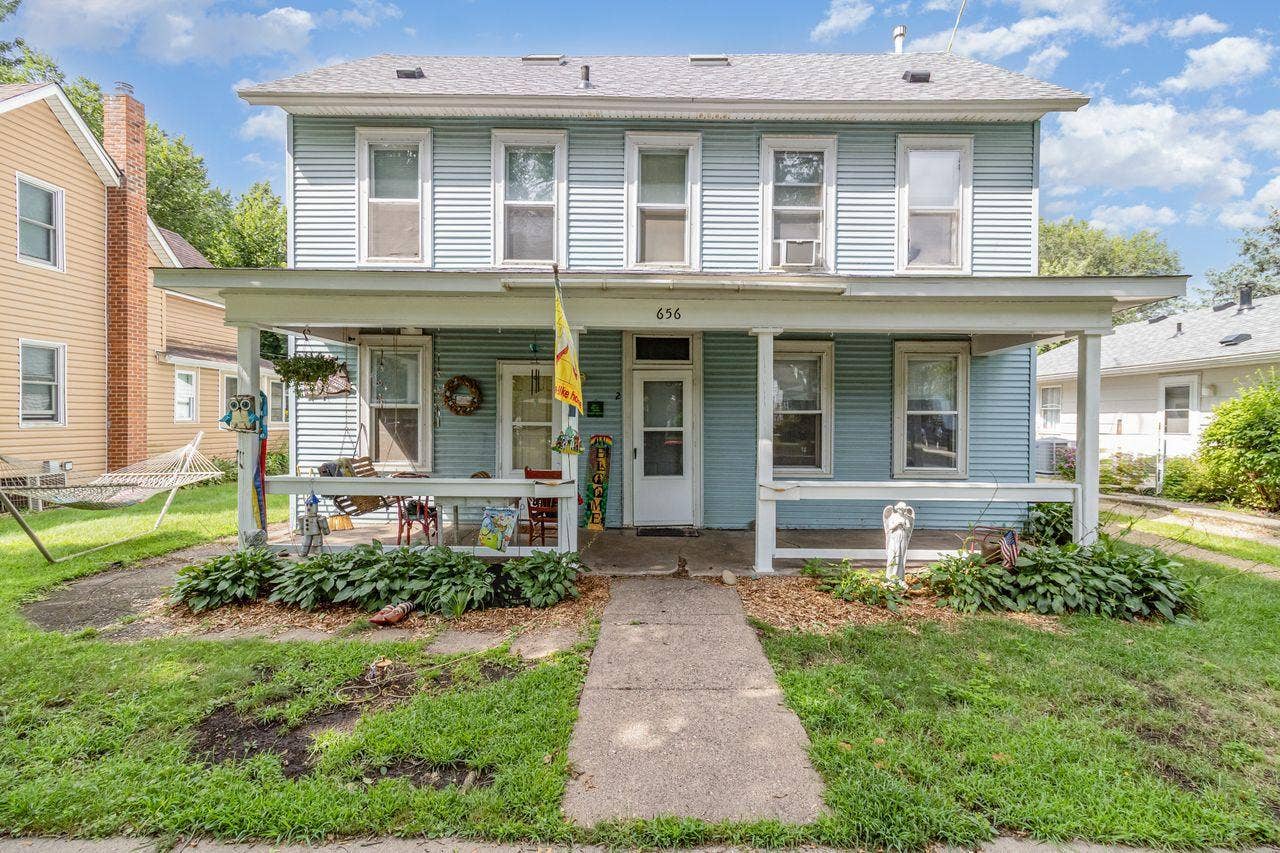 656 2nd Street N, Bayport, MN 55003 side by side with separate entrances.