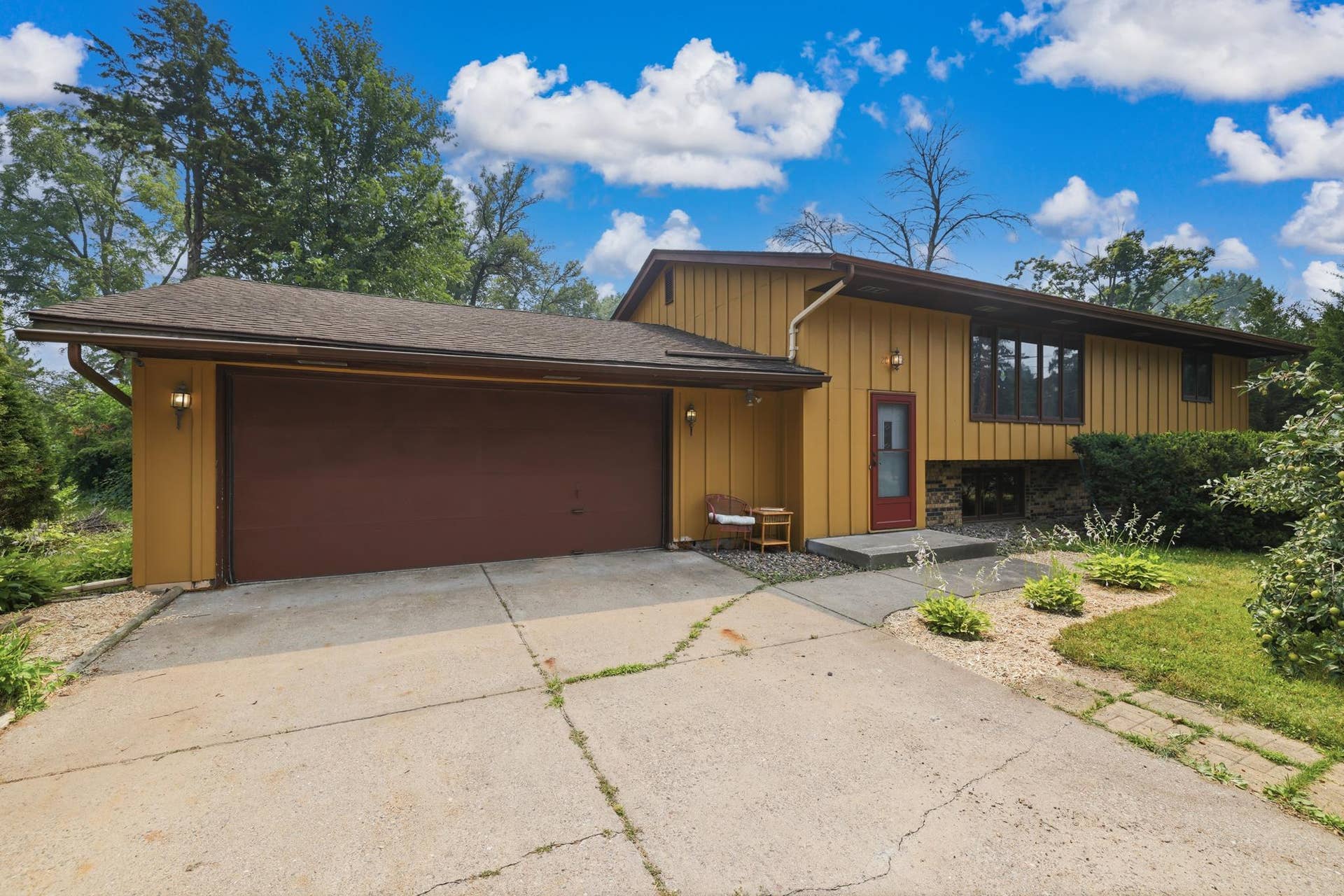 2028 Dotte Drive, White Bear Lake, MN 55110 4 Bdrm 3 bath