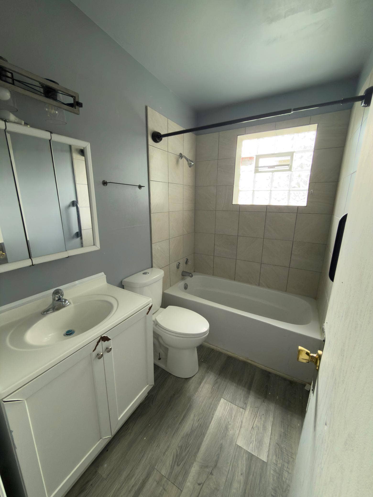 280 Winifred Street W, 104, Saint Paul, MN 55107 Bathroom.jpg