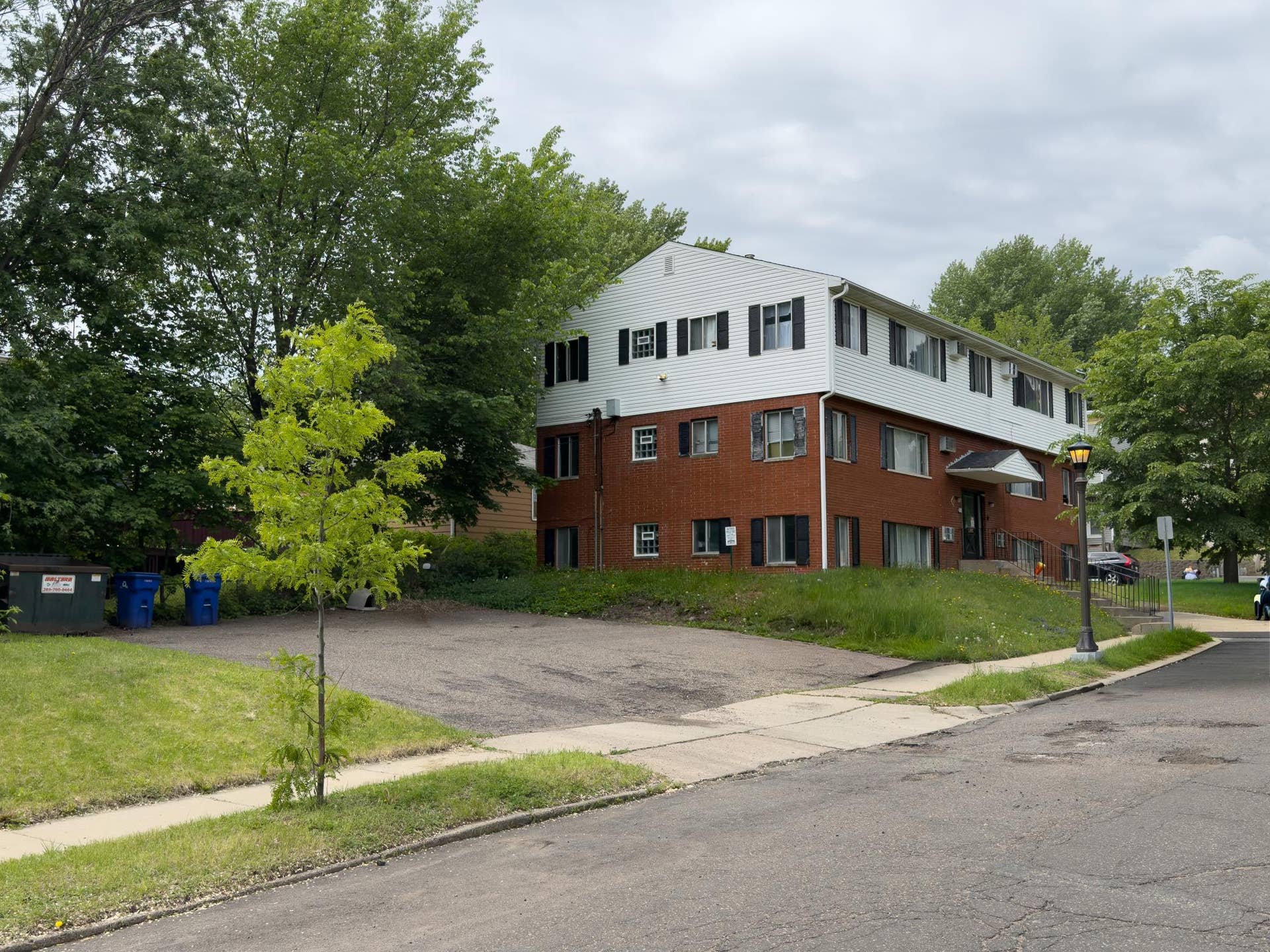280 Winifred Street W, 104, Saint Paul, MN 55107 Parking Lot.jpg