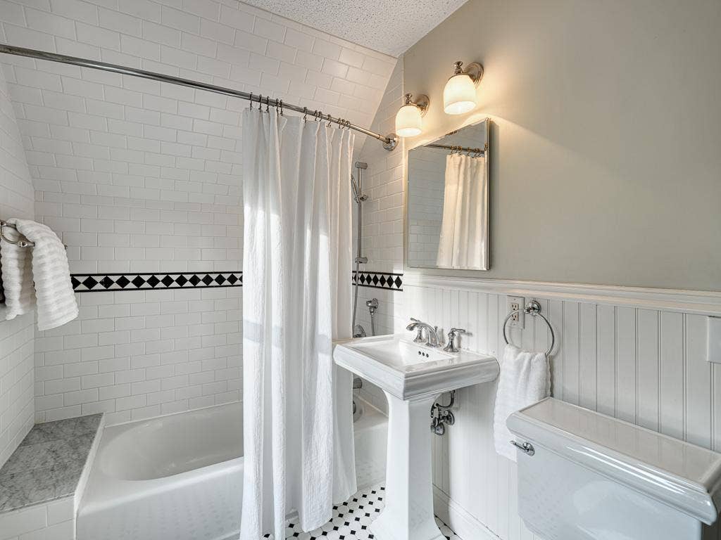 132 W 36th Street, 48, Minneapolis, MN 55408 18 - Bathroom.jpg