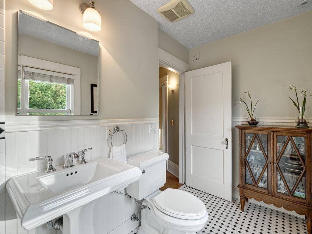 132 W 36th Street, 48, Minneapolis, MN 55408 19 - Bathroom.jpg