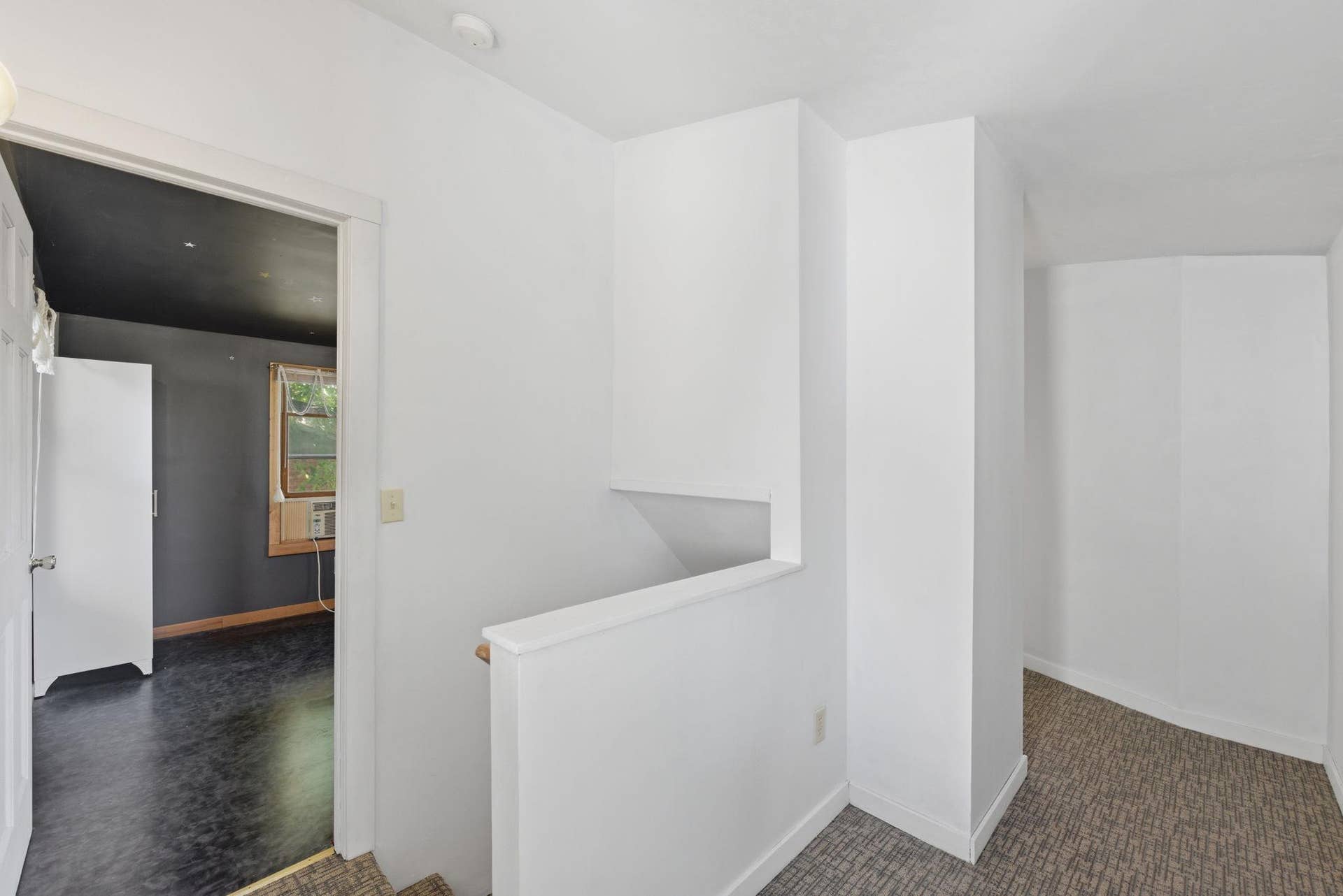 5698 Stagecoach Trail N, Stillwater, MN 55082 Upper level hallway to both bedrooms.