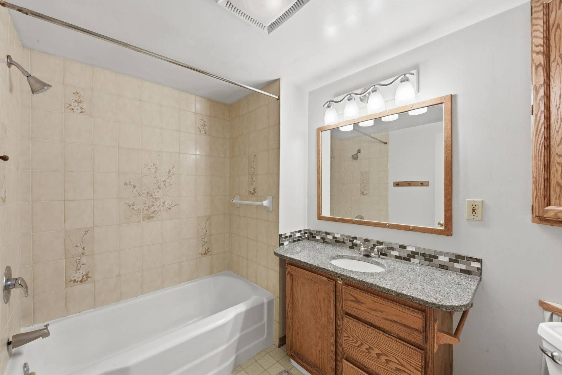 5698 Stagecoach Trail N, Stillwater, MN 55082 Main floor full bathroom.