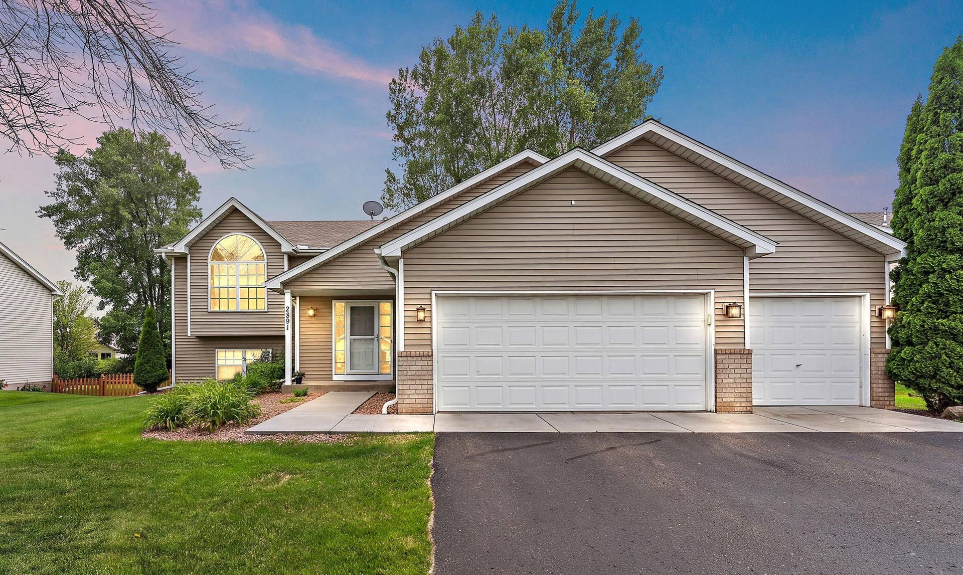 2891 Meadow Brook Drive, Woodbury, MN 55125 Front.jpg