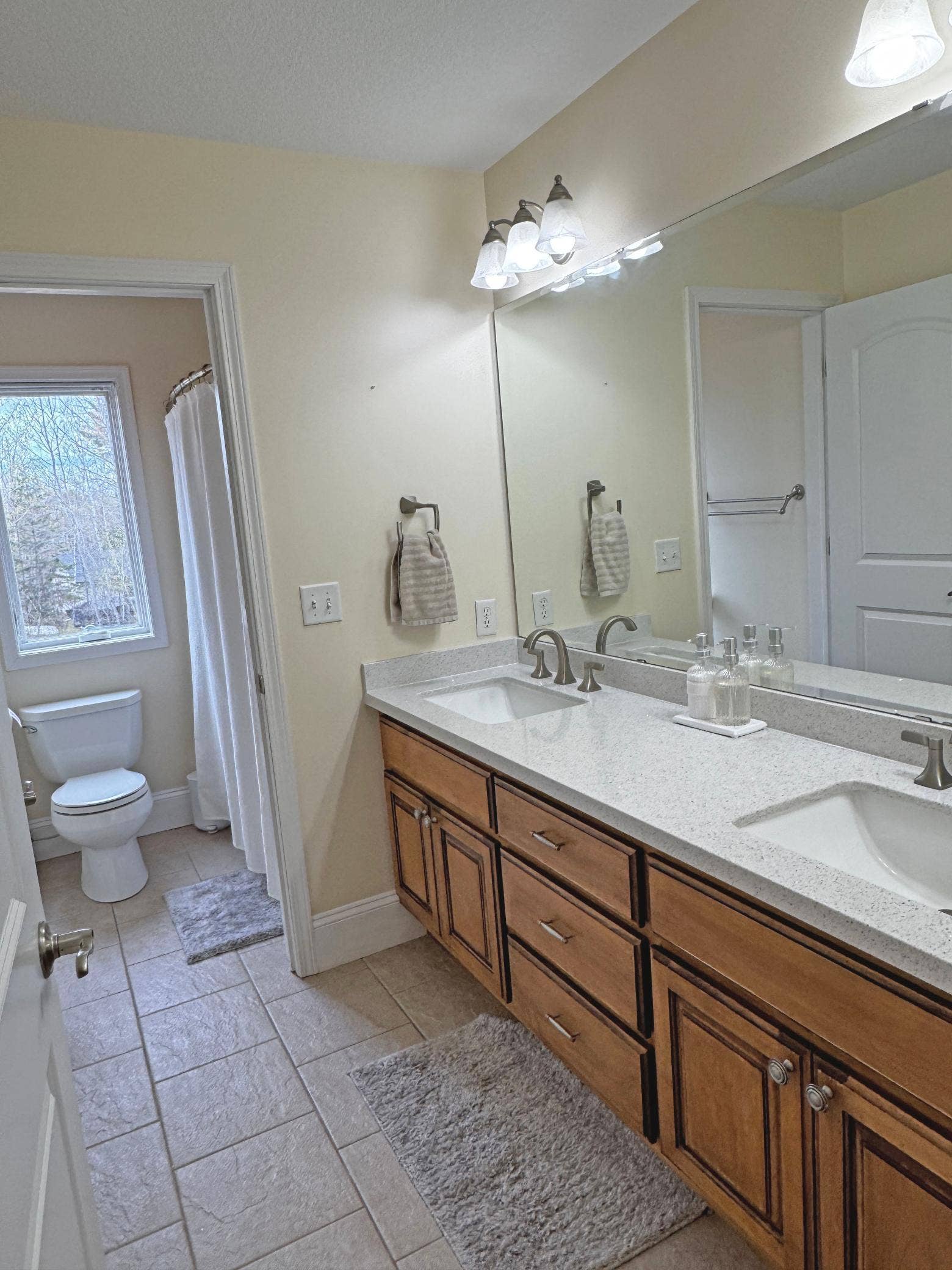 412 Majestic Pines Lane NW, Bemidji, MN 56601 Upstairs Full Bath #1.jpg