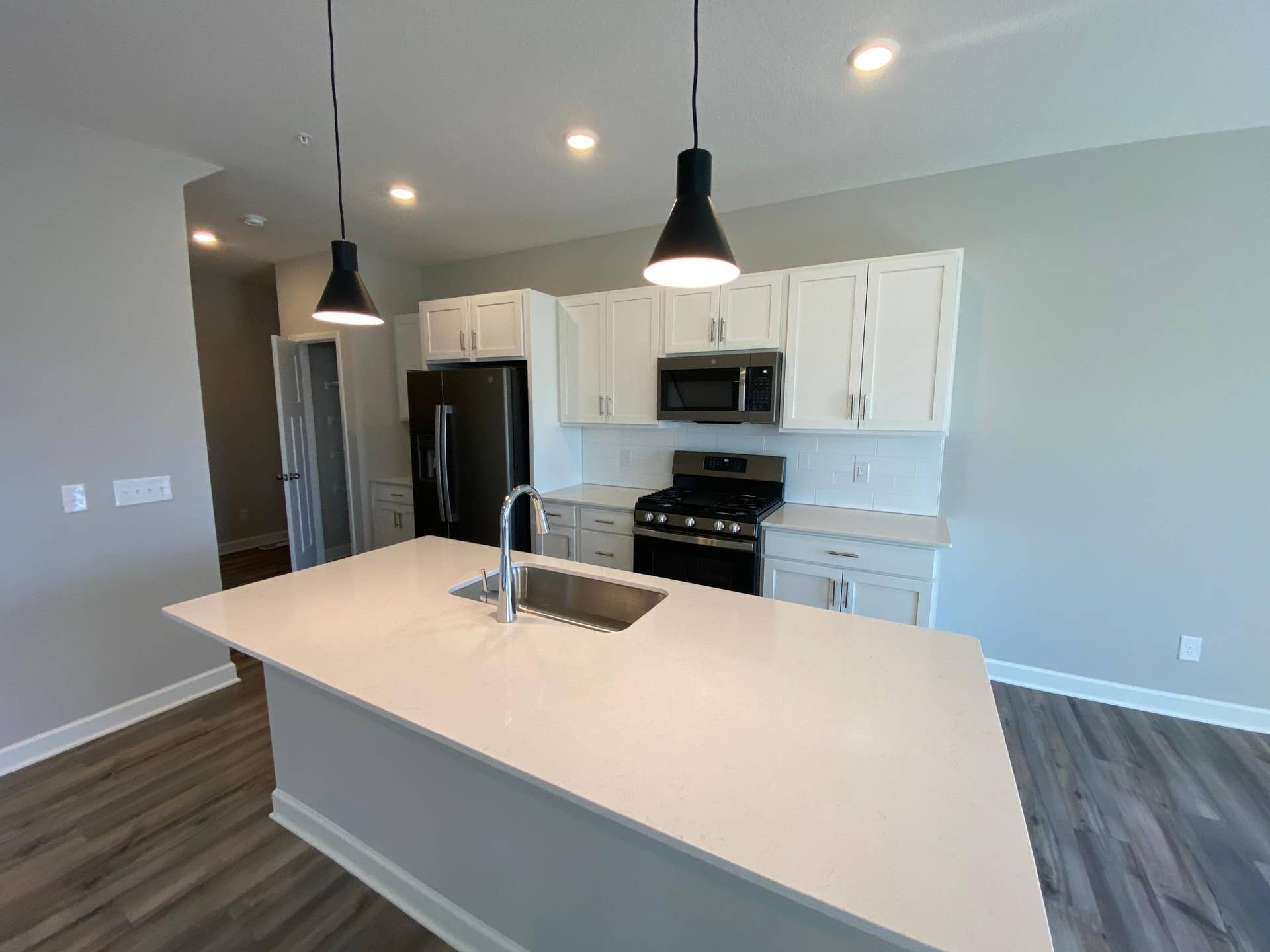 188 Jean Avenue N, Lake Elmo, MN 55042 Eat In Kitchen with a grand Kitchen Island equipped with a sink, disposal, and dishwasher.