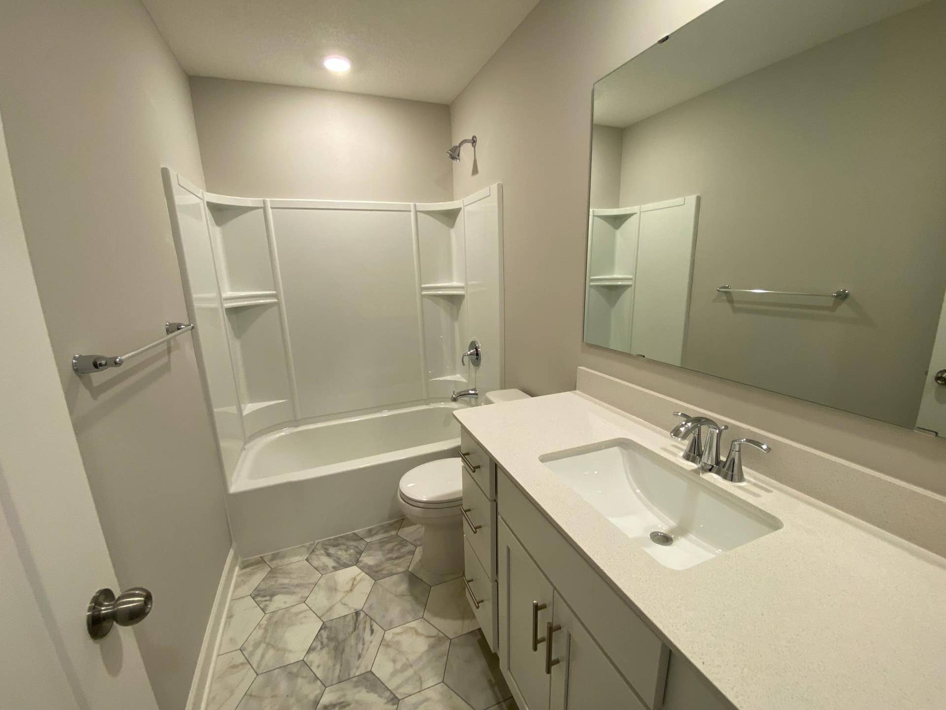 188 Jean Avenue N, Lake Elmo, MN 55042 Upper Level Full Bathroom