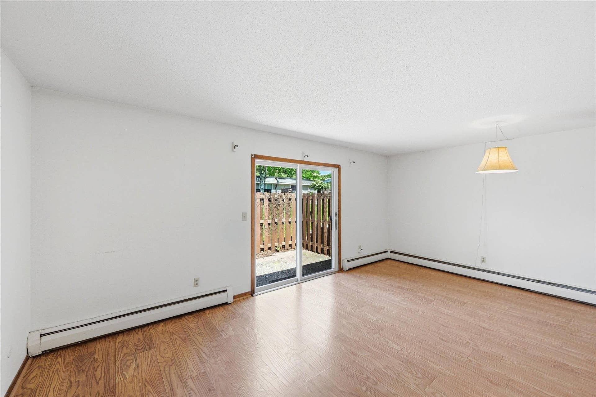 12-6081 Paris Ave N [3093393]- 012.jpg
