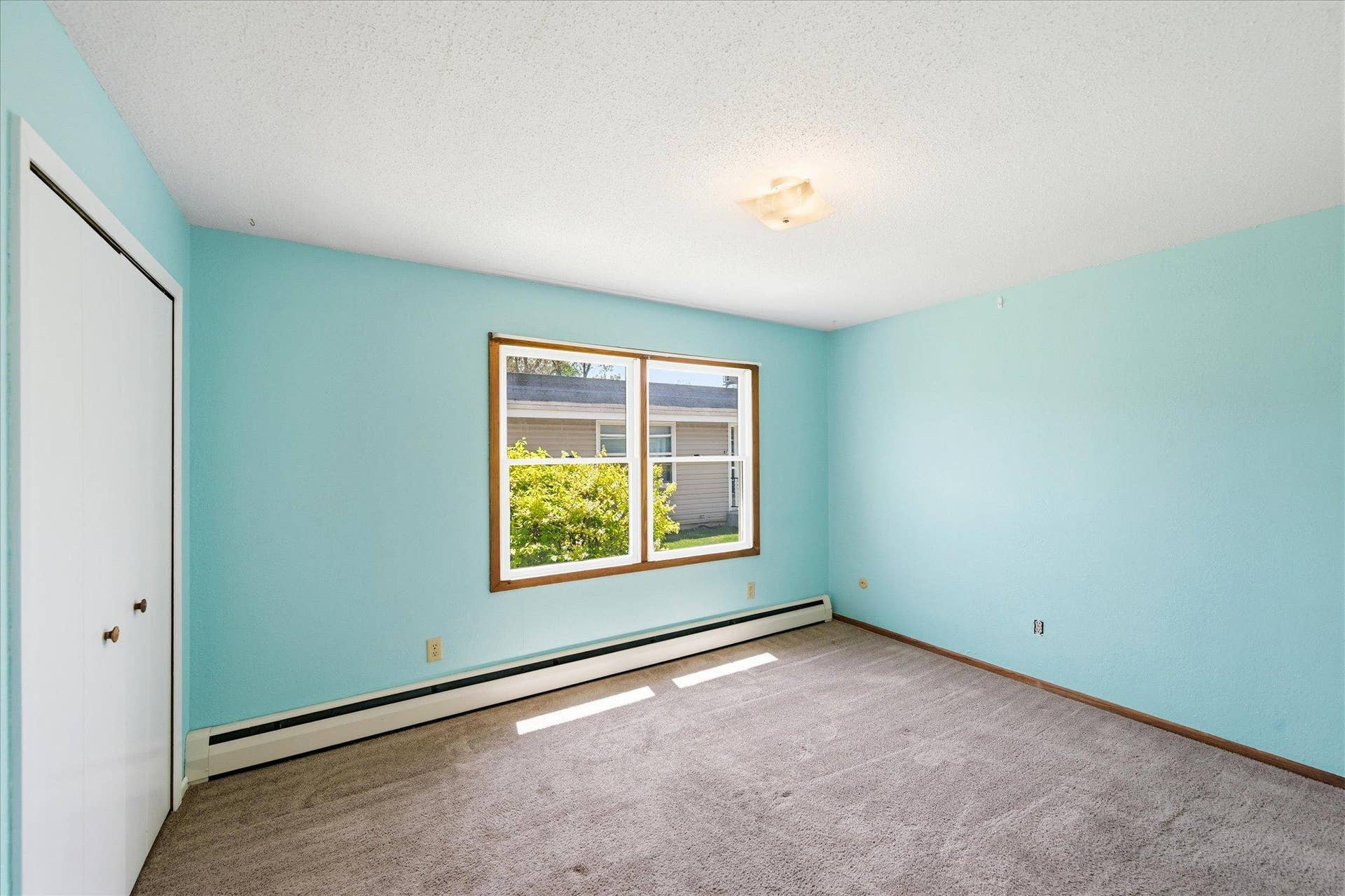 21-6081 Paris Ave N [3093393]- 021.jpg