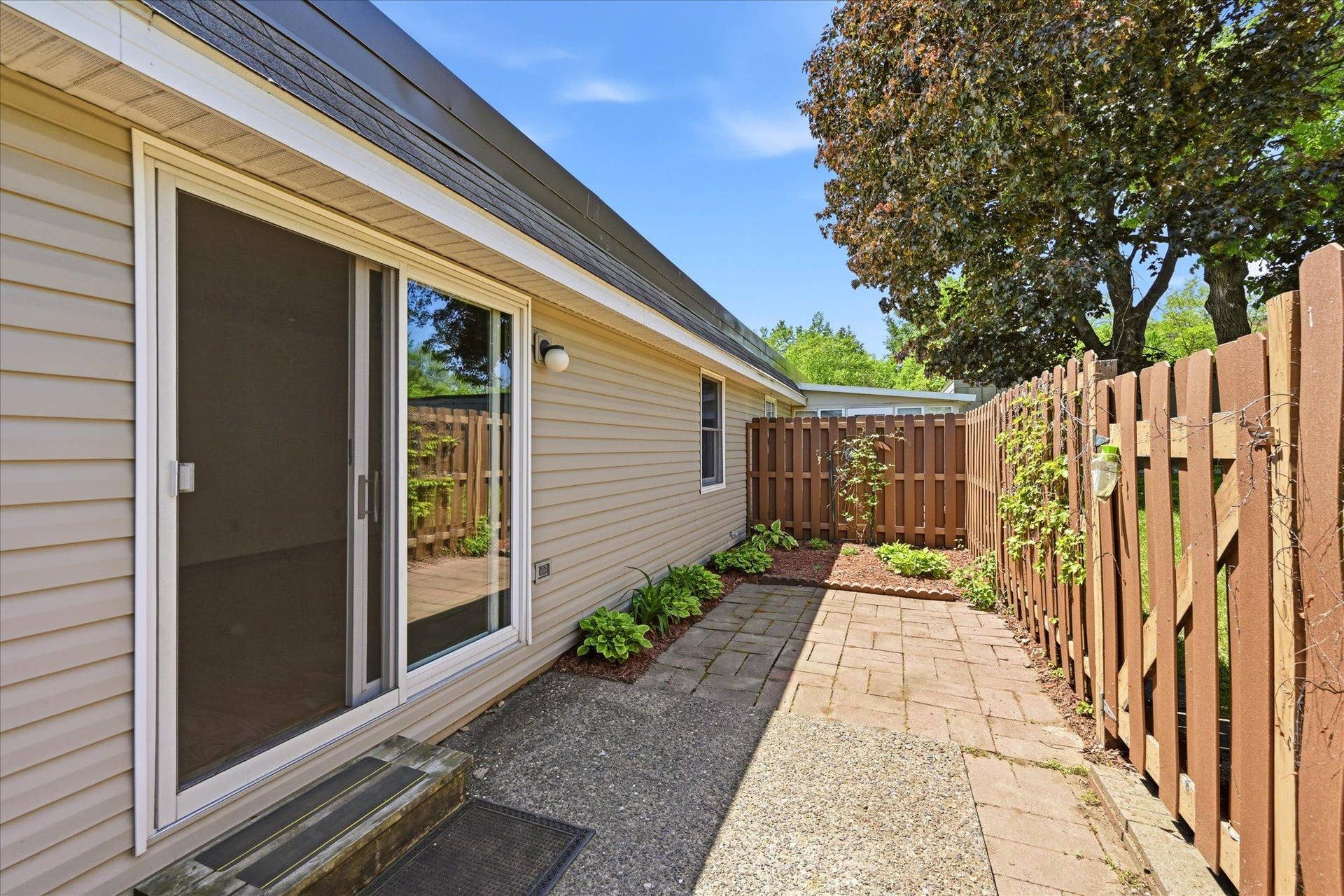 04-6081 Paris Ave N [3093393]- 004.jpg