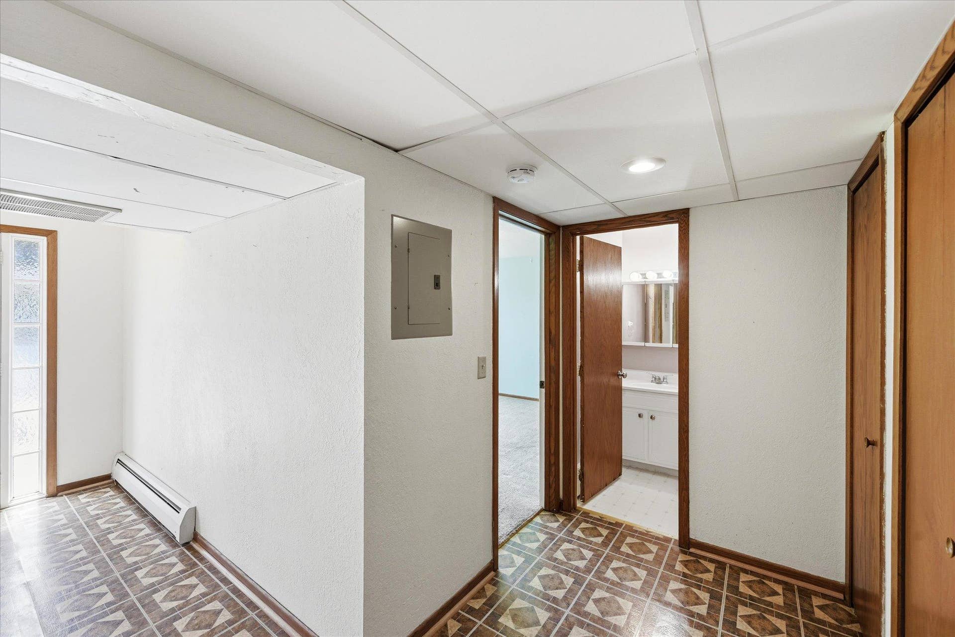 19-6081 Paris Ave N [3093393]- 019.jpg