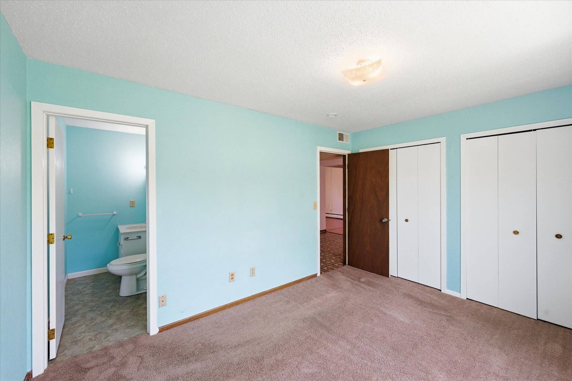22-6081 Paris Ave N [3093393]- 022.jpg