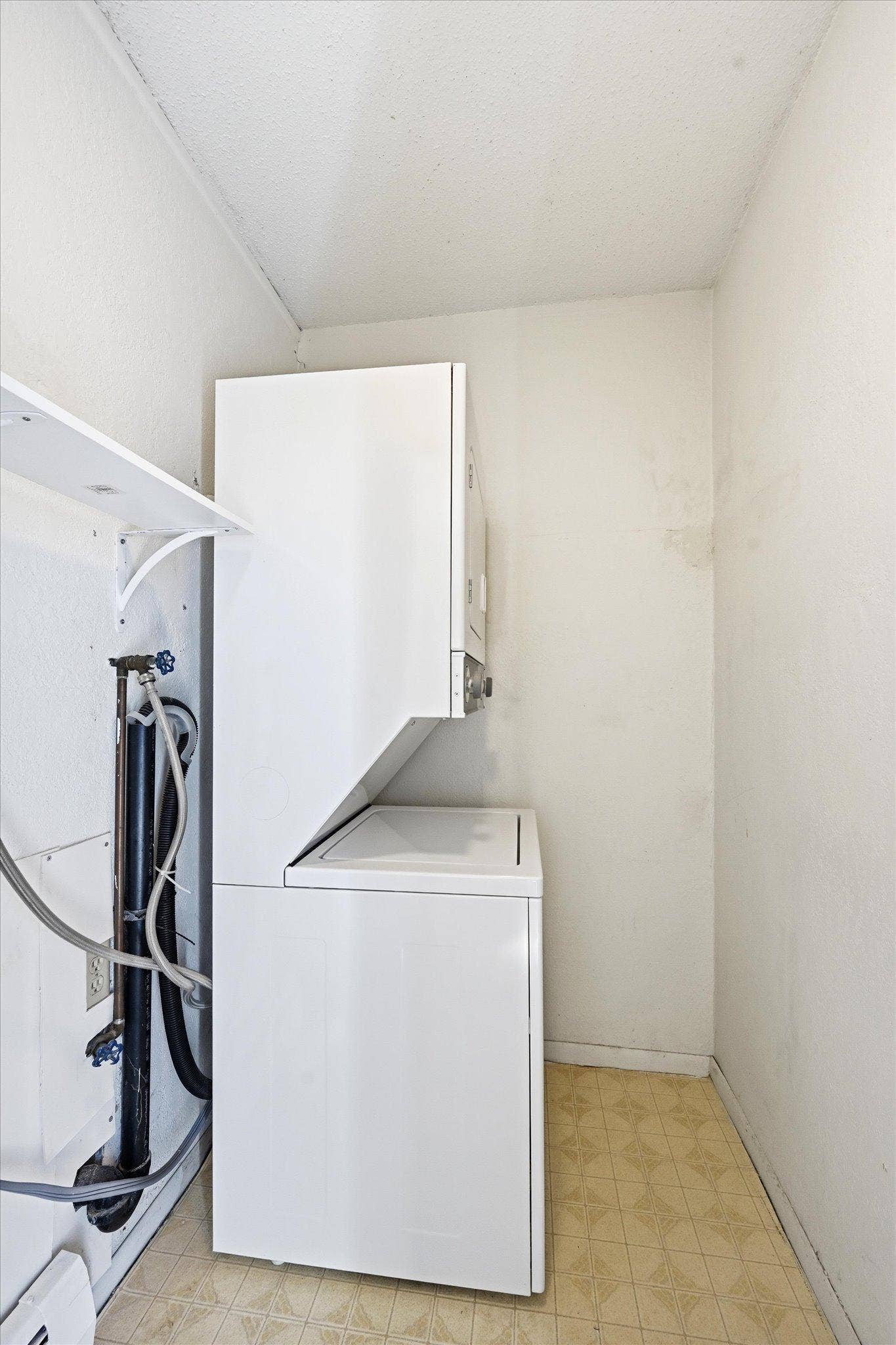 24-6081 Paris Ave N [3093393]- 024.jpg