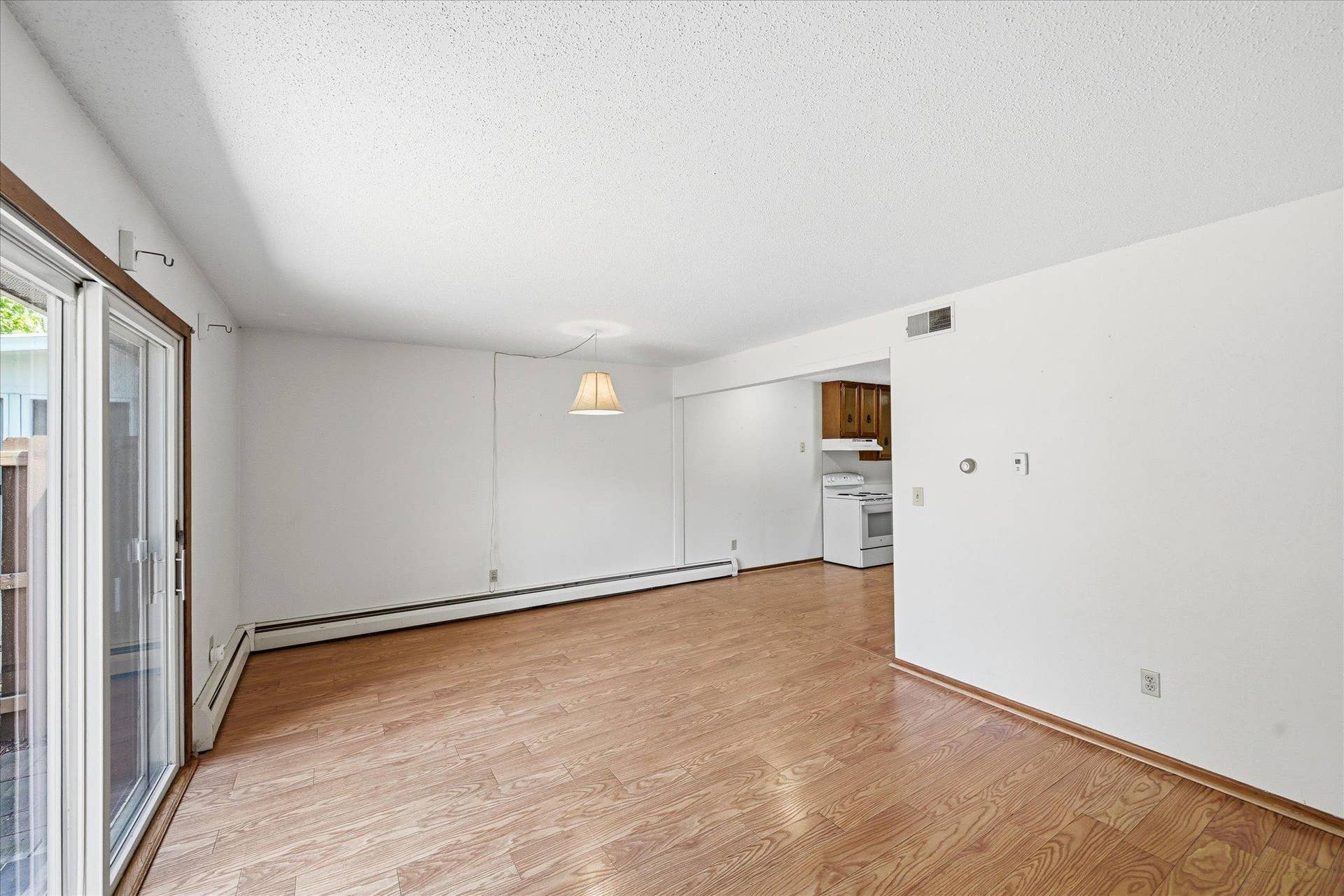 11-6081 Paris Ave N [3093393]- 011.jpg