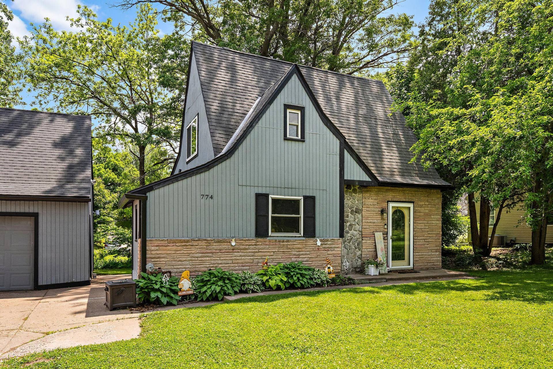 774 Roselawn Avenue E, Maplewood, MN 55117 Front of home