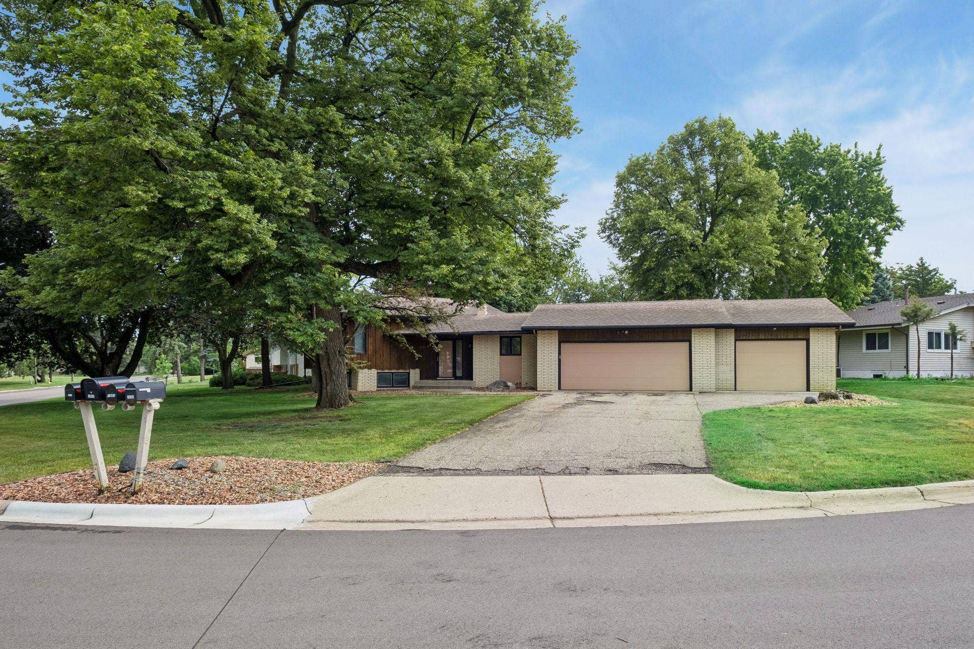 1062 Crestview Drive S, Maplewood, MN 55119 1062 Crestview Drive South - Spacecrafting - 0003.jpg
