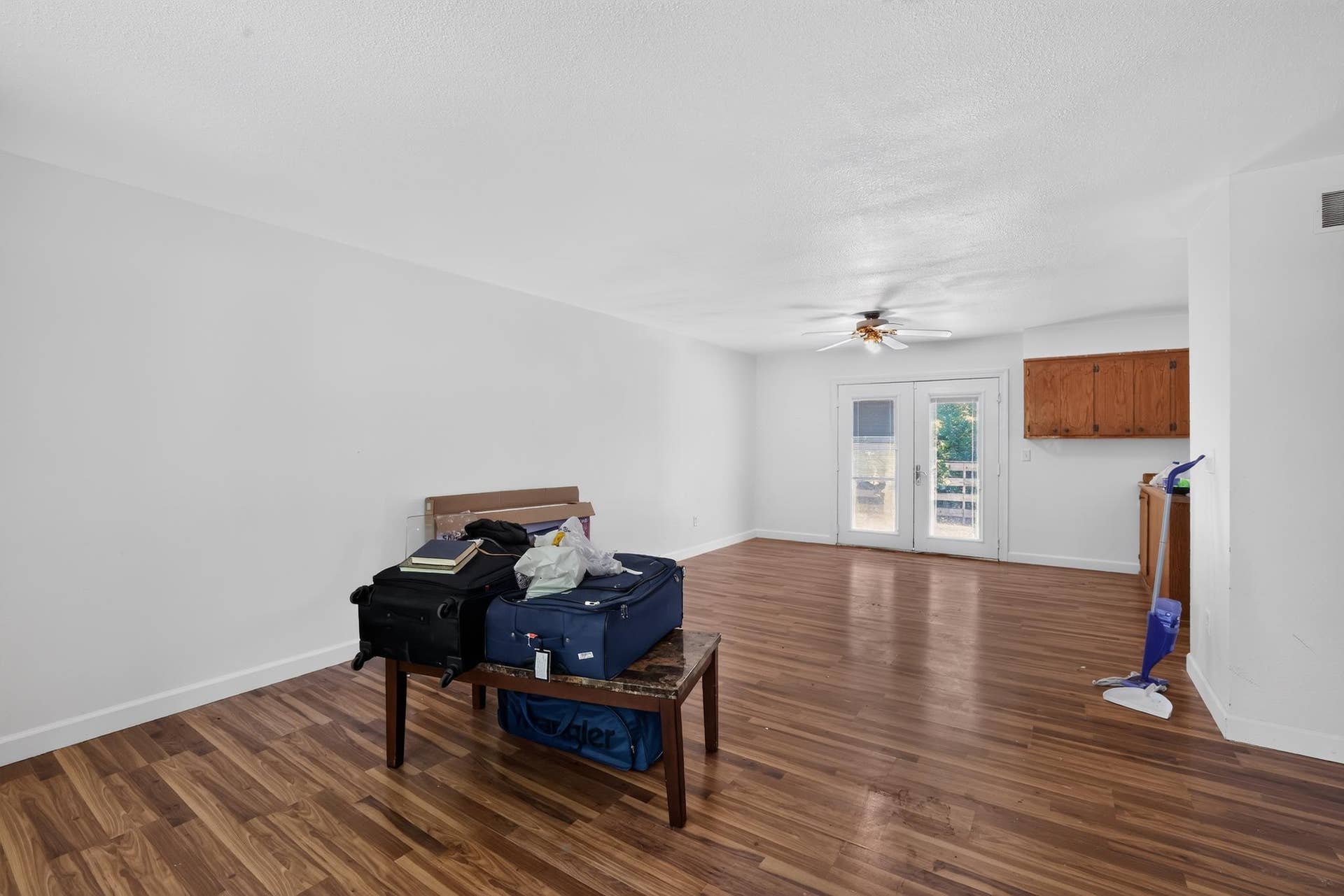 11_2068_48th_St_NW-Living_room-6593.jpg