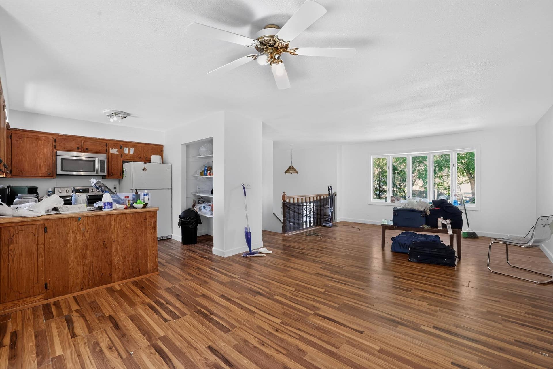 14_2068_48th_St_NW-Living_room-6568.jpg