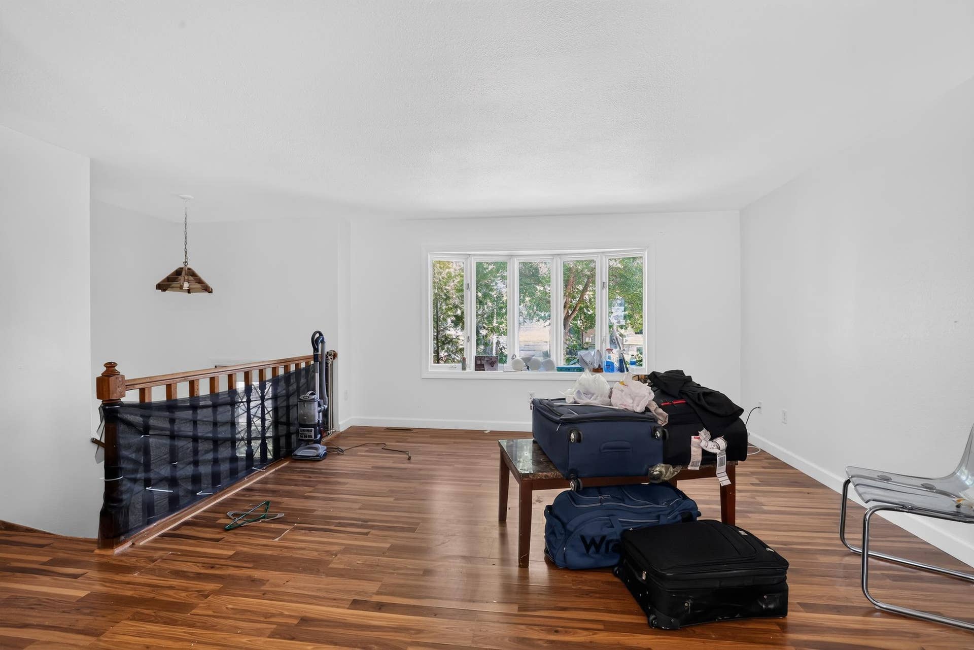 16_2068_48th_St_NW-Living_room-6553.jpg