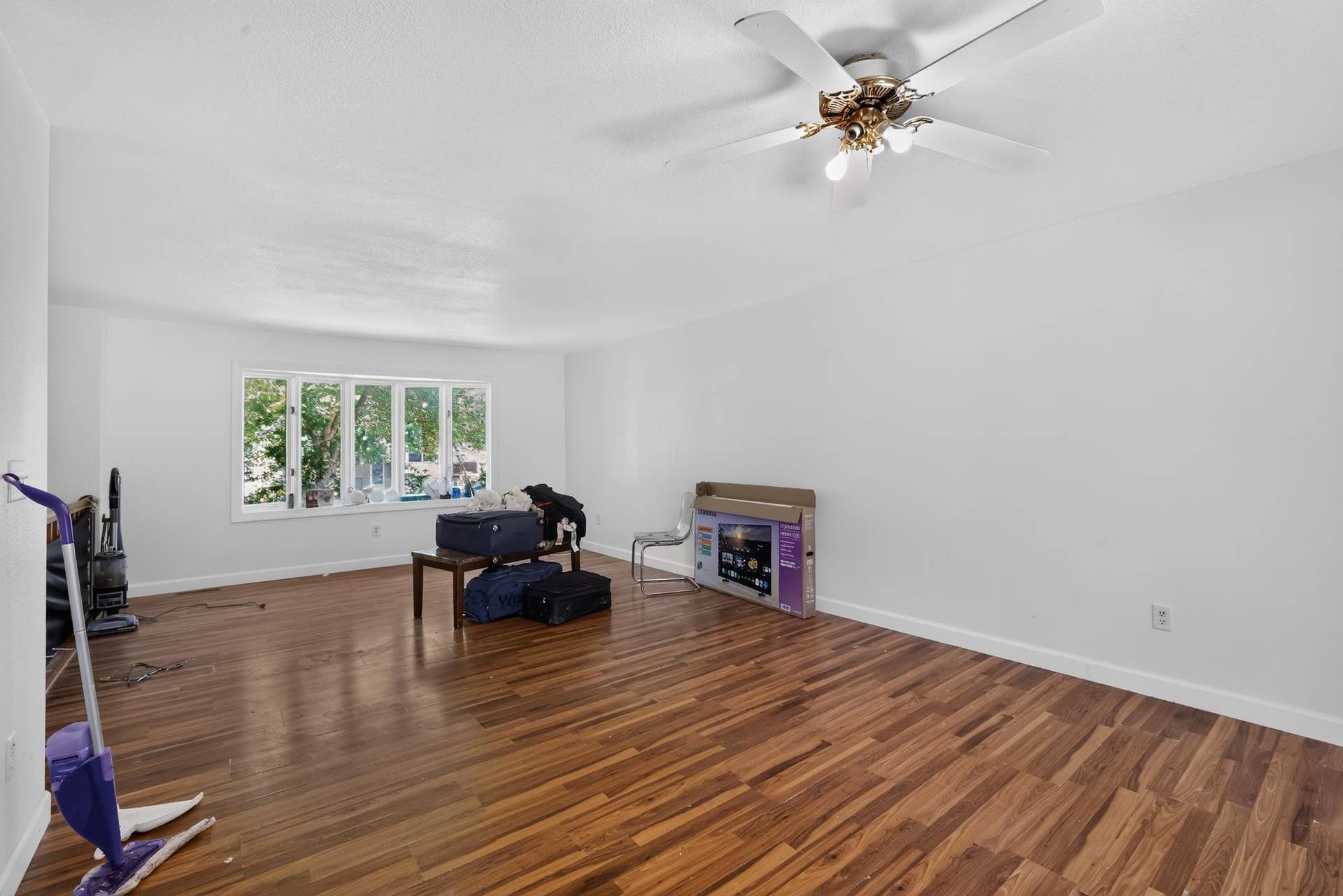 15_2068_48th_St_NW-Living_room-6588.jpg