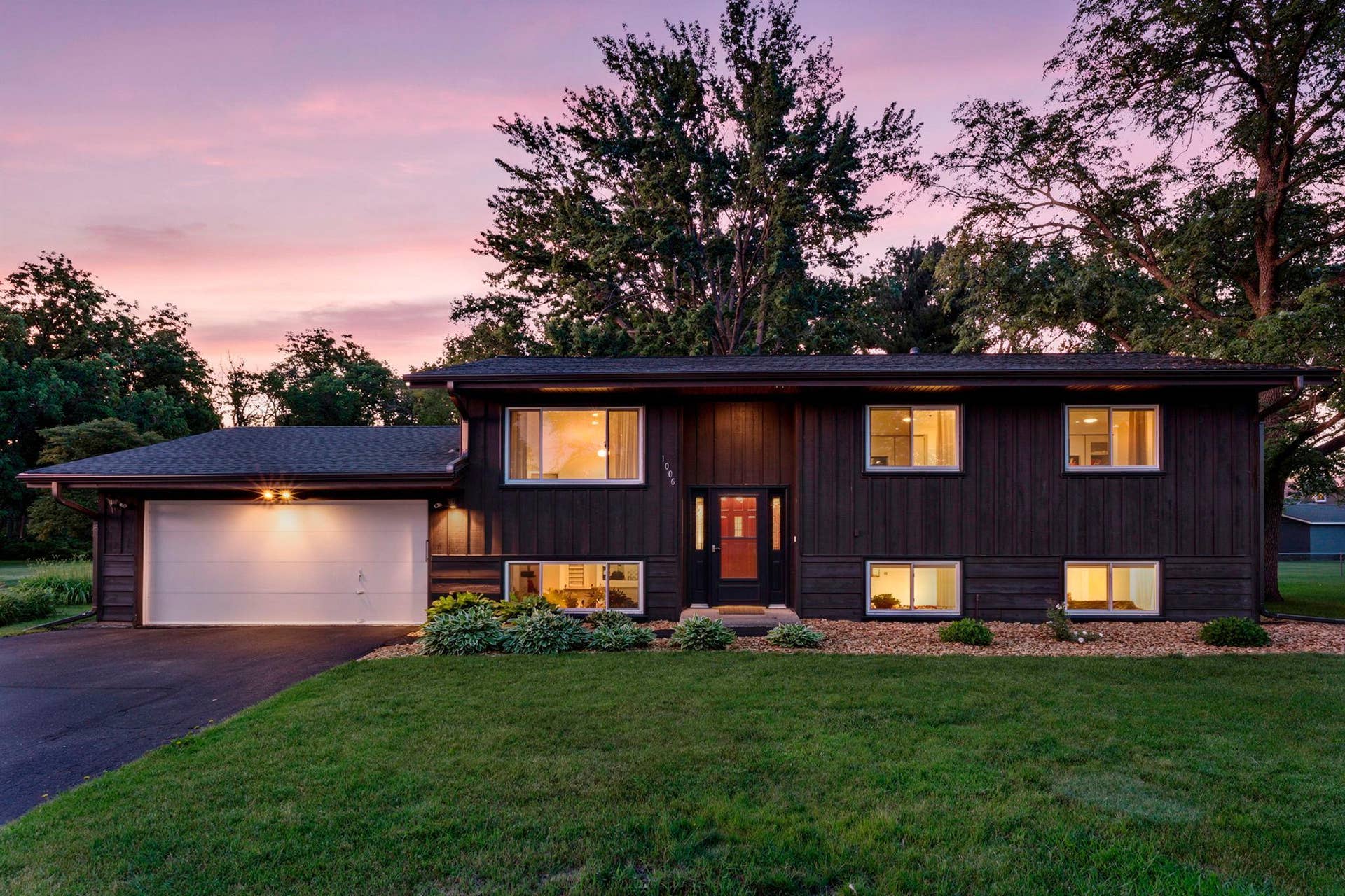 1010 Ferndale Street N, Maplewood, MN 55119 Welcome Home!