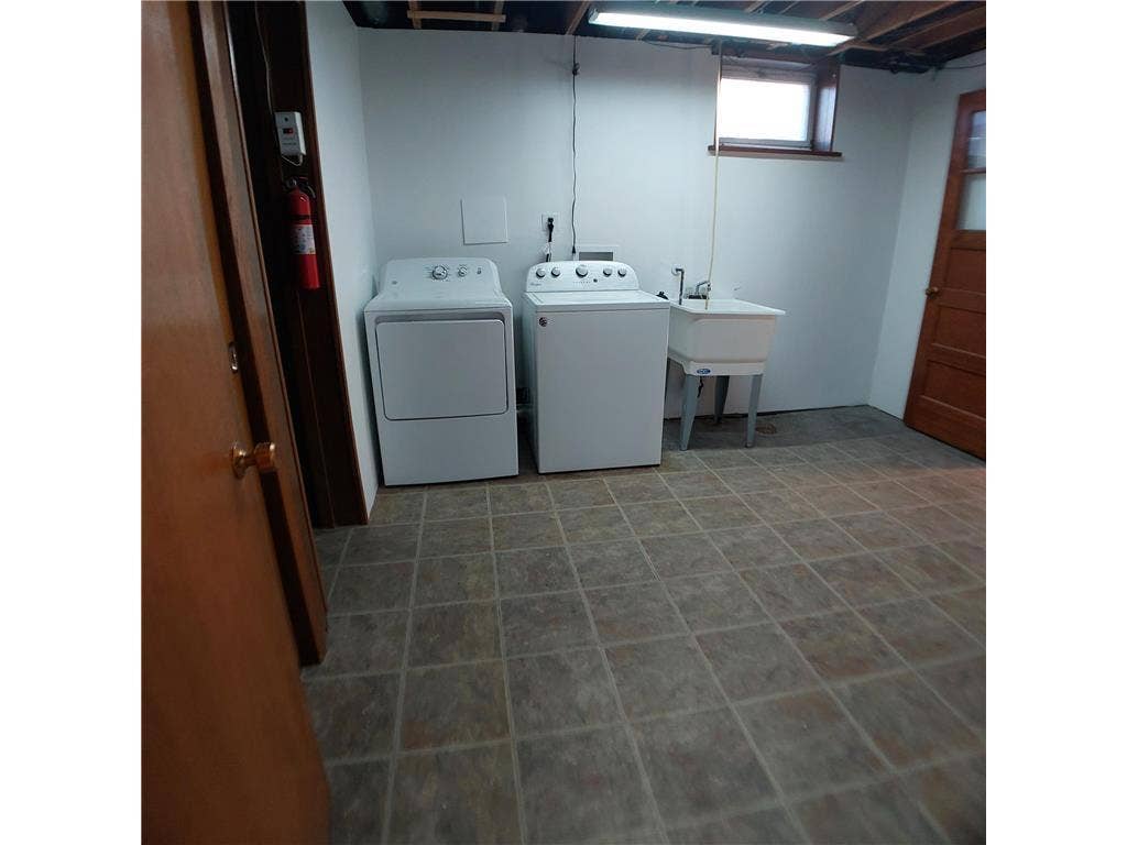 6325 Halifax Avenue S, Edina, MN 55424 lower level laundry room