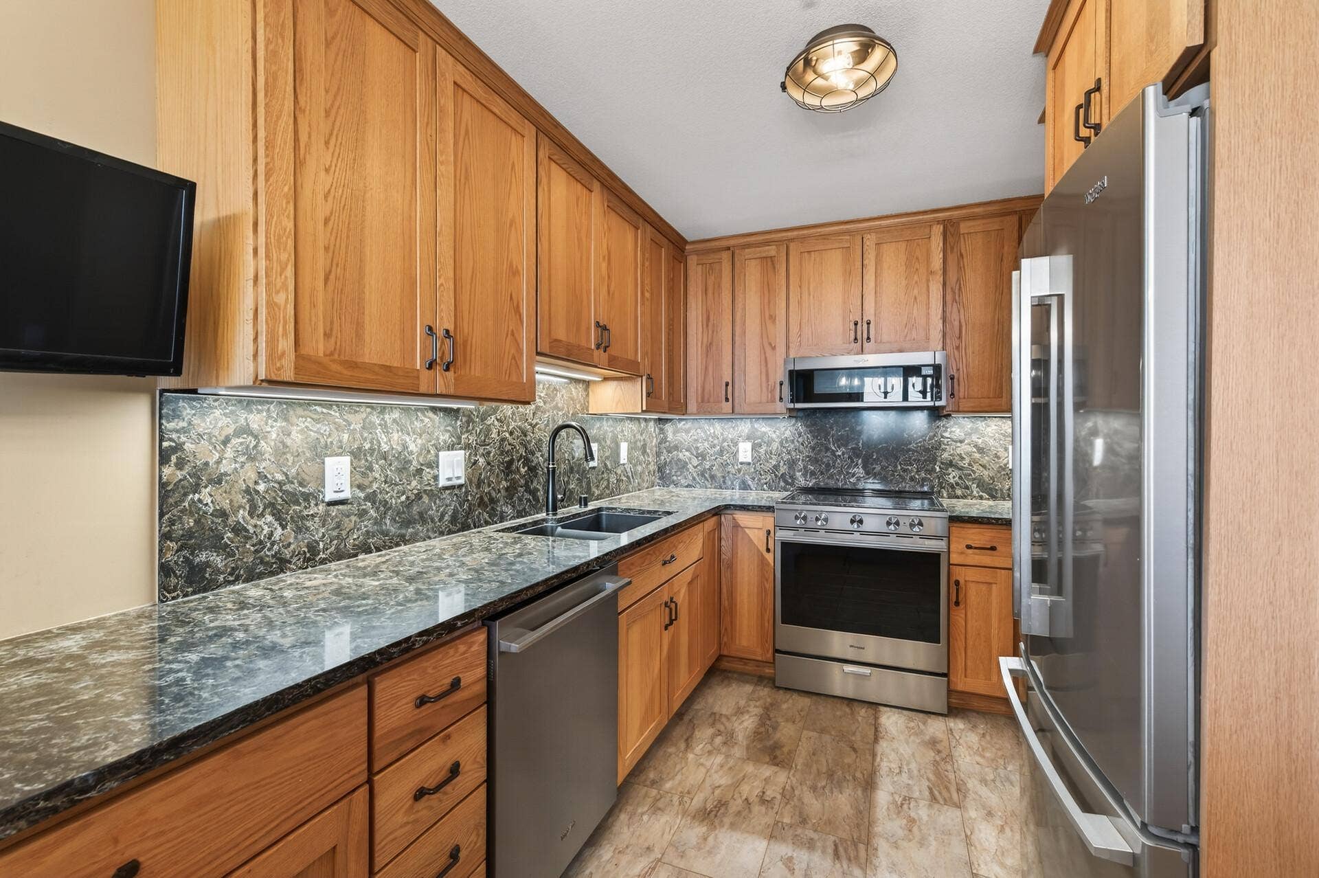 168 6th Street E, #3105, 91, Saint Paul, MN 55101 Amazing kitchen remodel! Granite Countertops, soft close drawers, stainless steel appliances