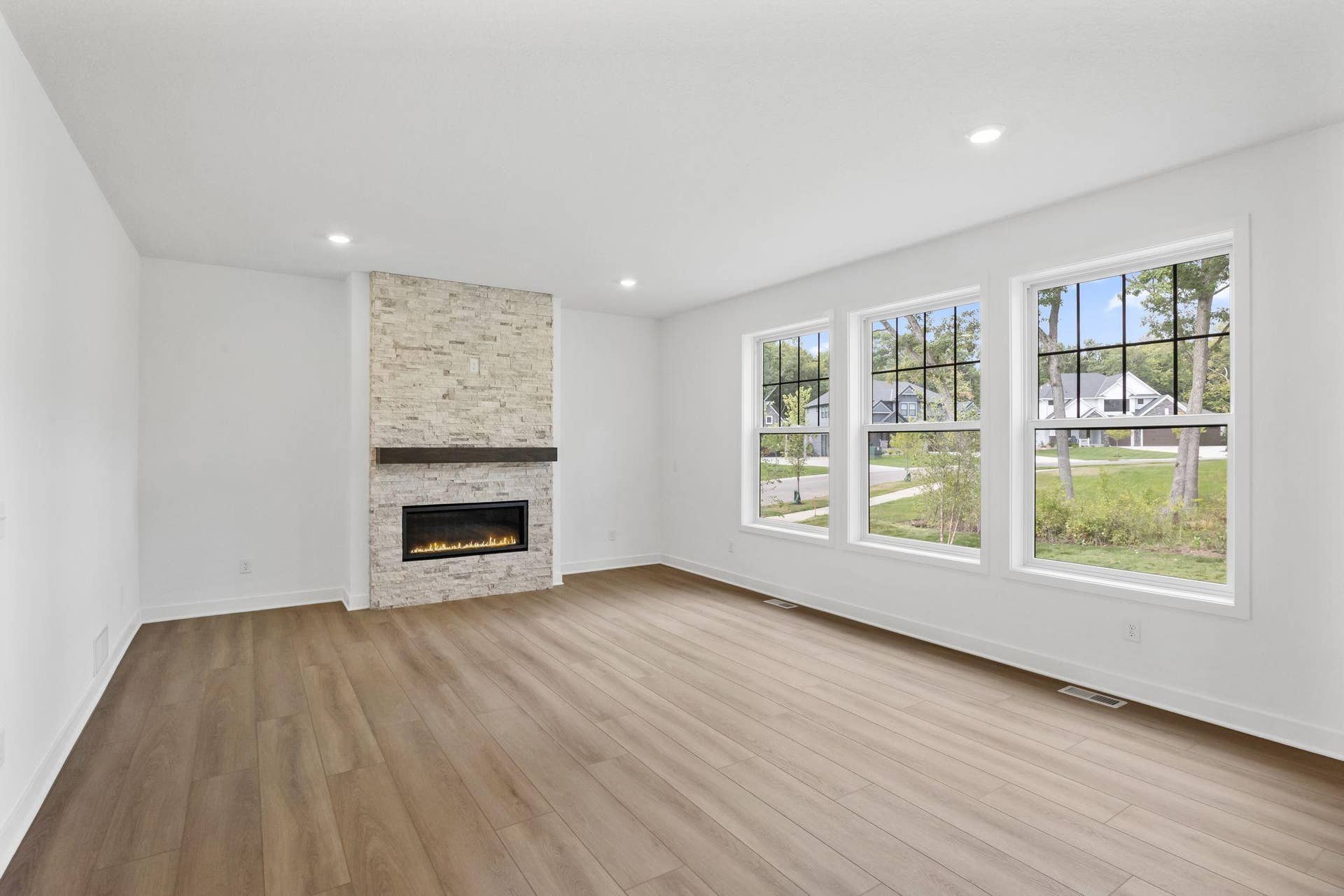 11168 Masters Street N, Lake Elmo, MN 55042 As the heart of this home, the spacious Great Room offers an ideal space for relaxing with loved ones and creating cherished memories.