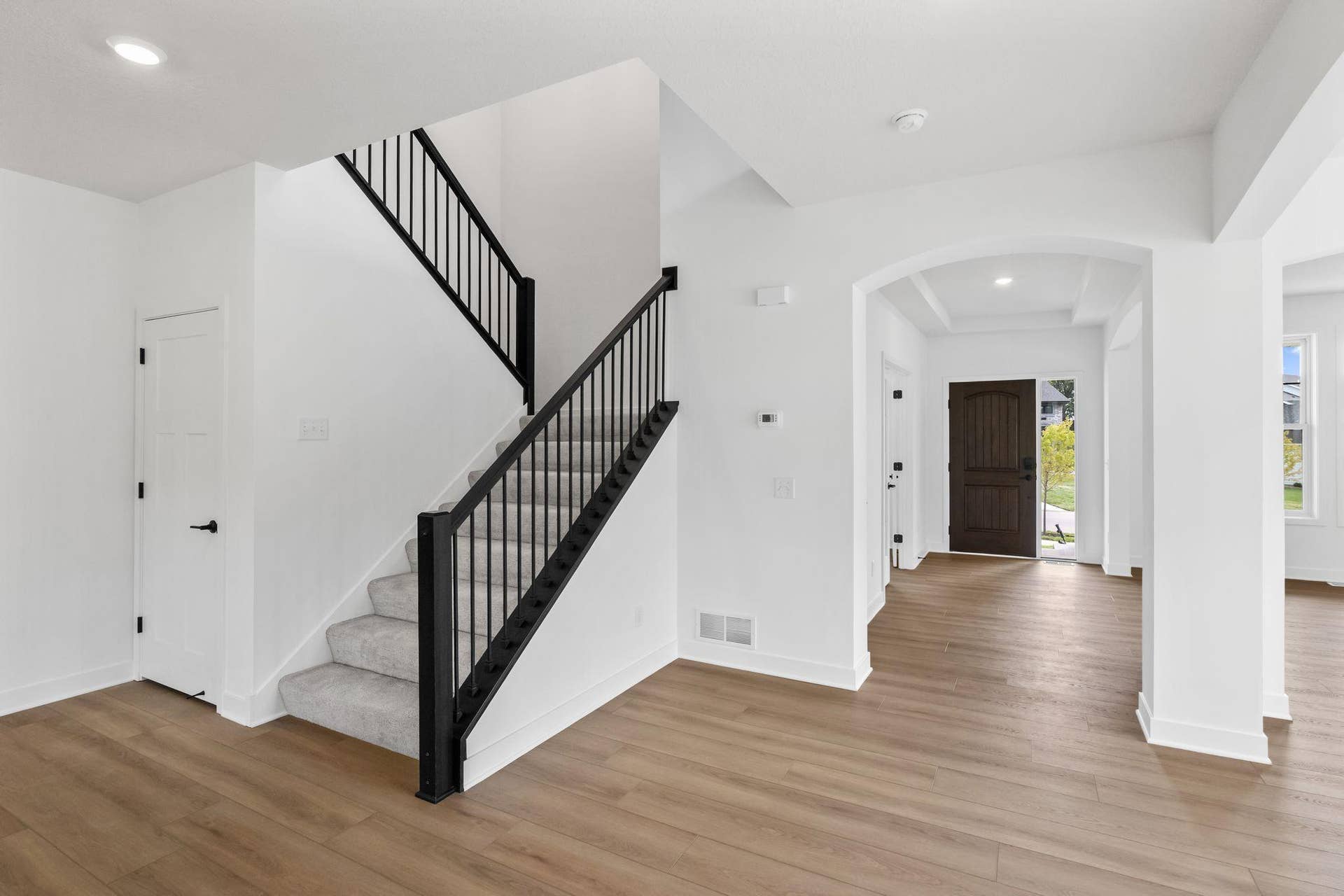 11168 Masters Street N, Lake Elmo, MN 55042 7_MIN_RoyalClub_Pic_Charlotte_QMI_HS22145546101_Entryway_F1.jpg