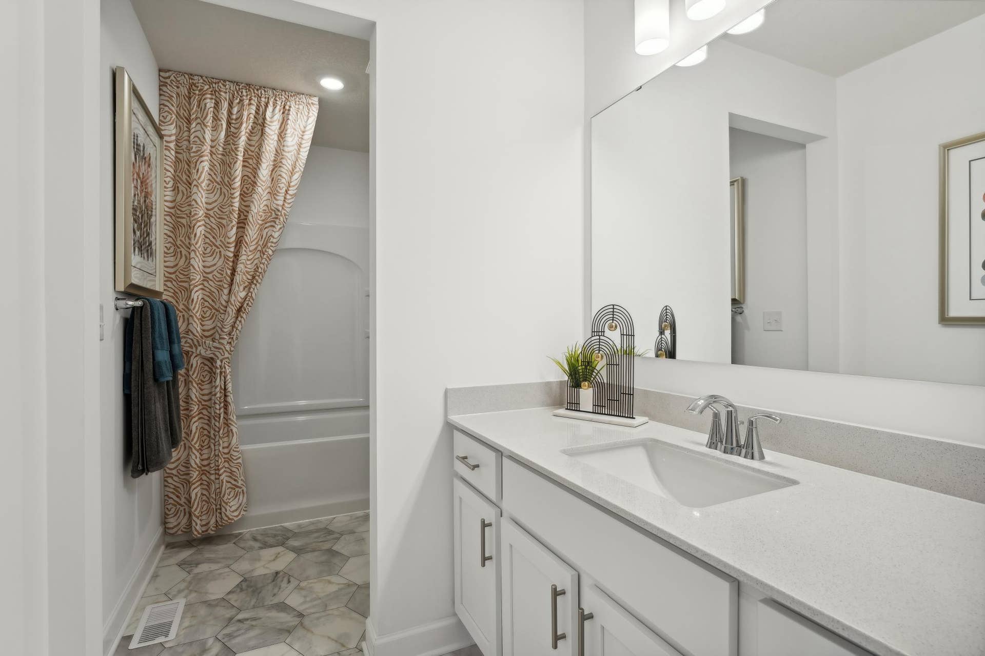 4024 Heath Avenue N, Oakdale, MN 55128 MIN_Discovery_Willowbrooke_PIC_Lewis_Bath2_F2.jpg