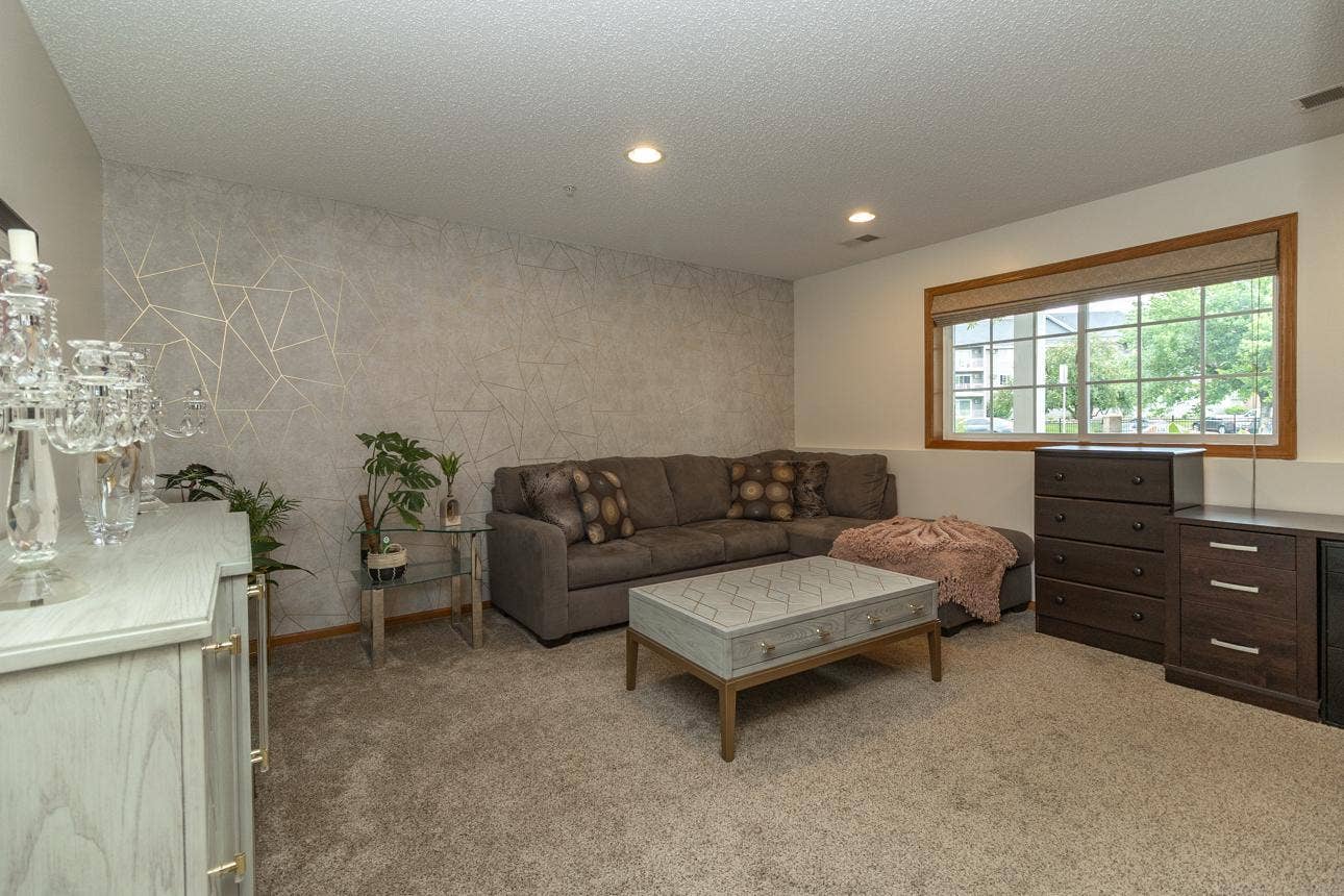 1691 Village Trail E, #7, Maplewood, MN 55109 1691 Village Trail E, #7, Maplewood, MN 55109