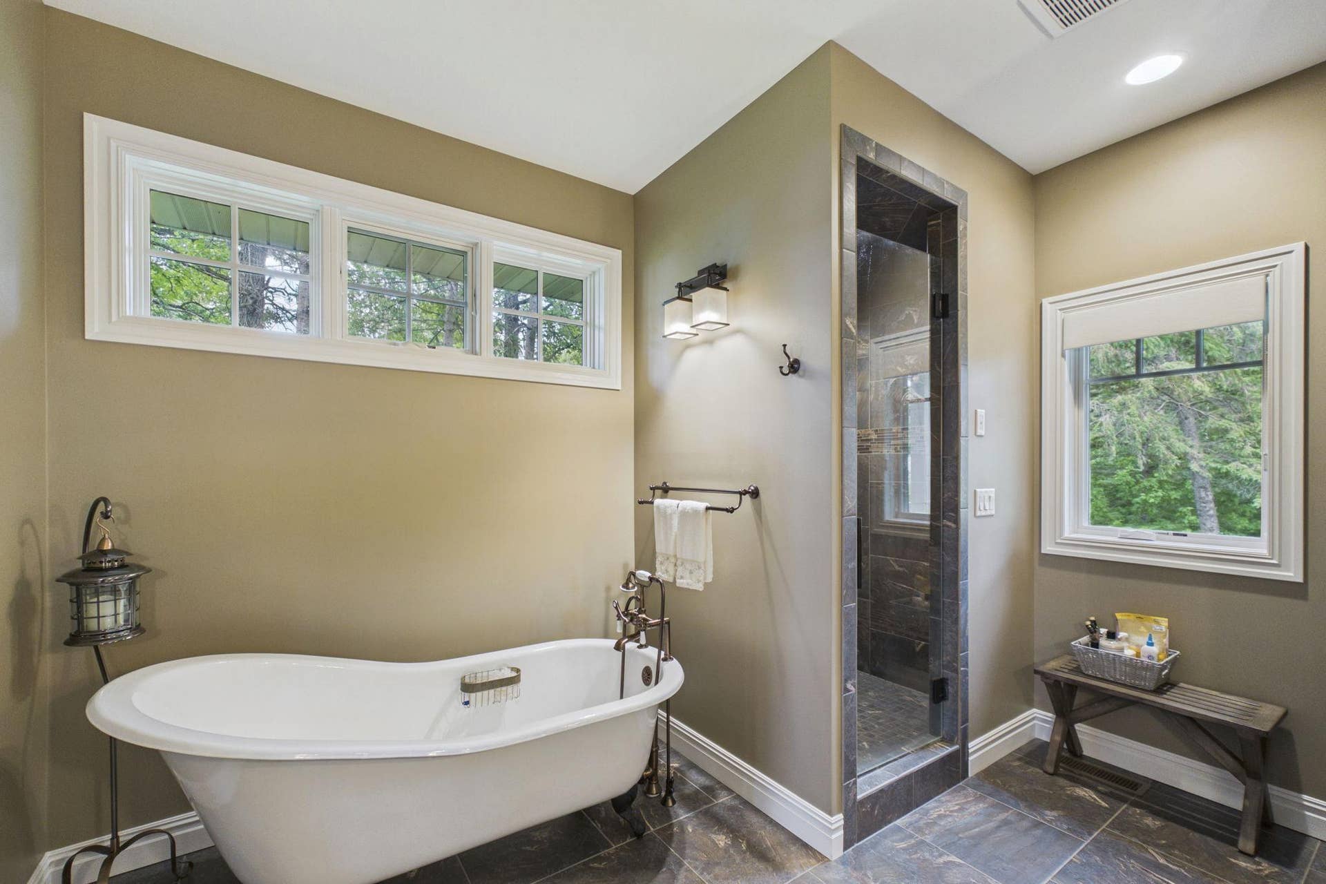 5625 Lavinia Road NE, Bemidji, MN 56601 Soaking tub and seperate shower