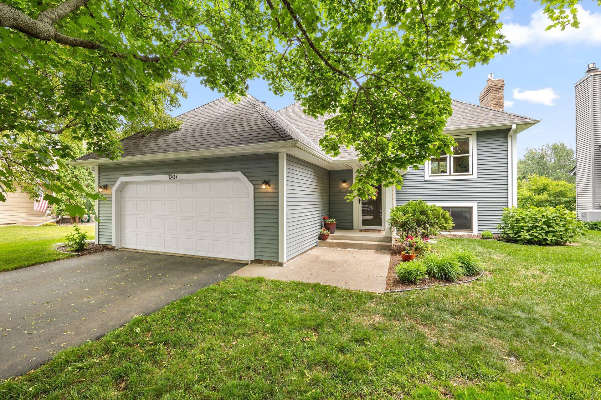 1207 Silverwood Road, Woodbury, MN 55125 1207 Silverwood Road, Woodbury, MN 55125