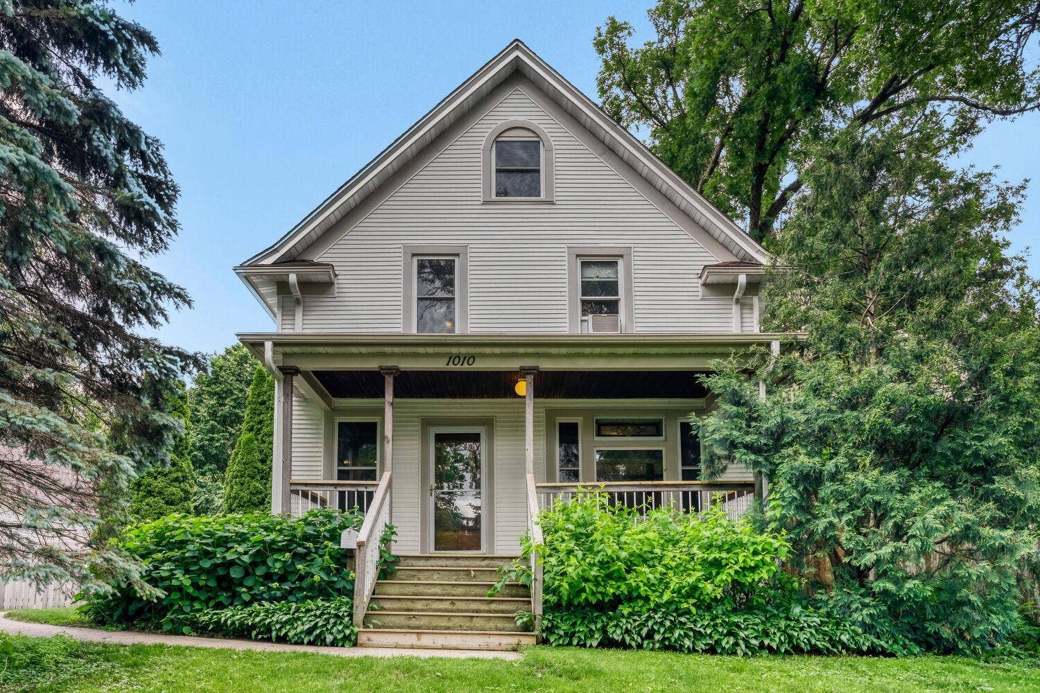 1010 Burns Avenue, 90, Saint Paul, MN 55106 1010 Burns Ave - Web Quality - 003 - 02 Exterior Front.jpg