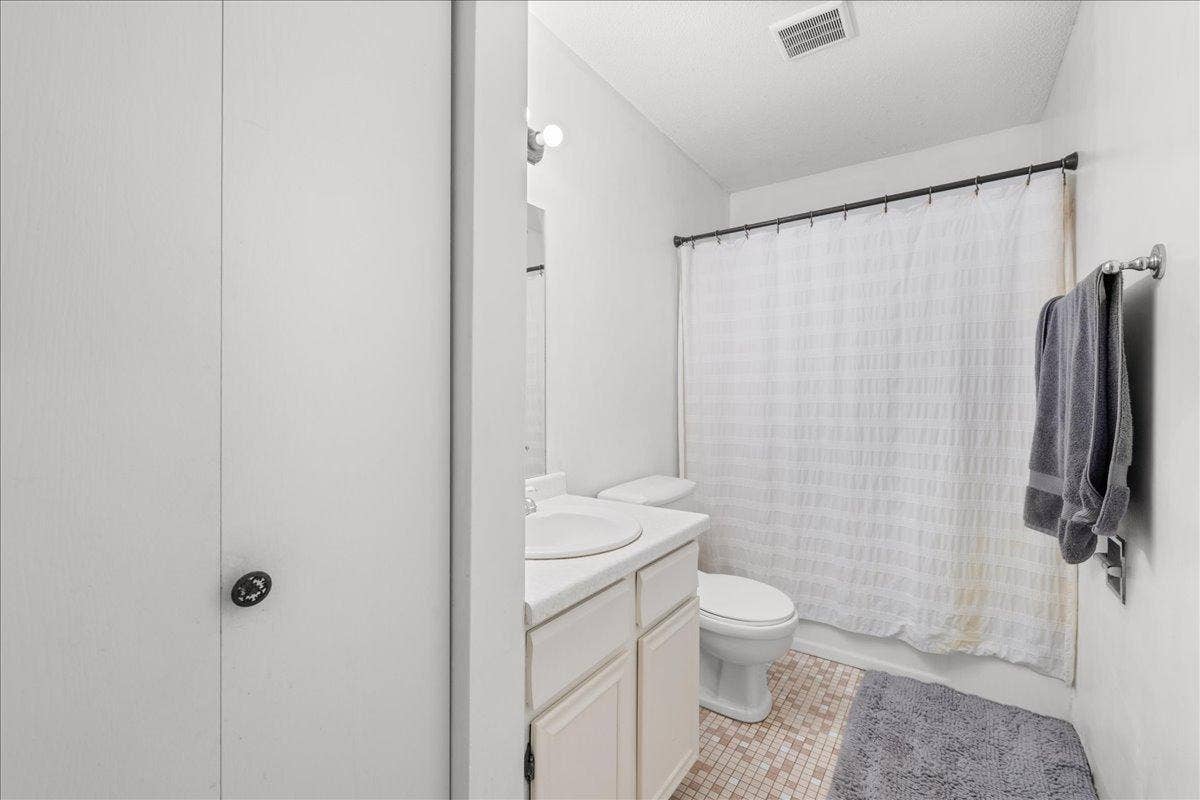 Full bathroom with linen closet