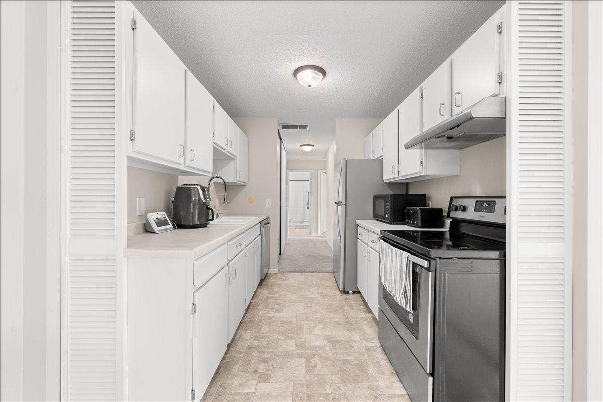 4836 Grenwich Trail N, Oakdale, MN 55128