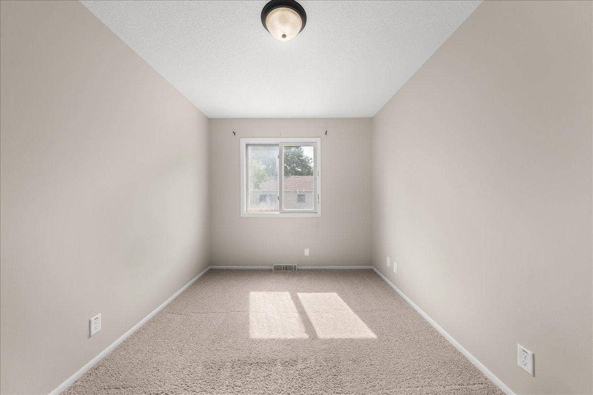 4836 Grenwich Trail N, Oakdale, MN 55128