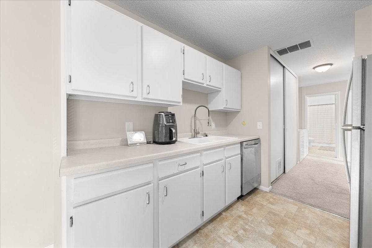 4836 Grenwich Trail N, Oakdale, MN 55128