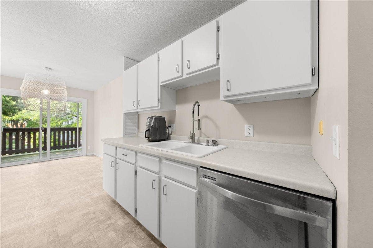 4836 Grenwich Trail N, Oakdale, MN 55128
