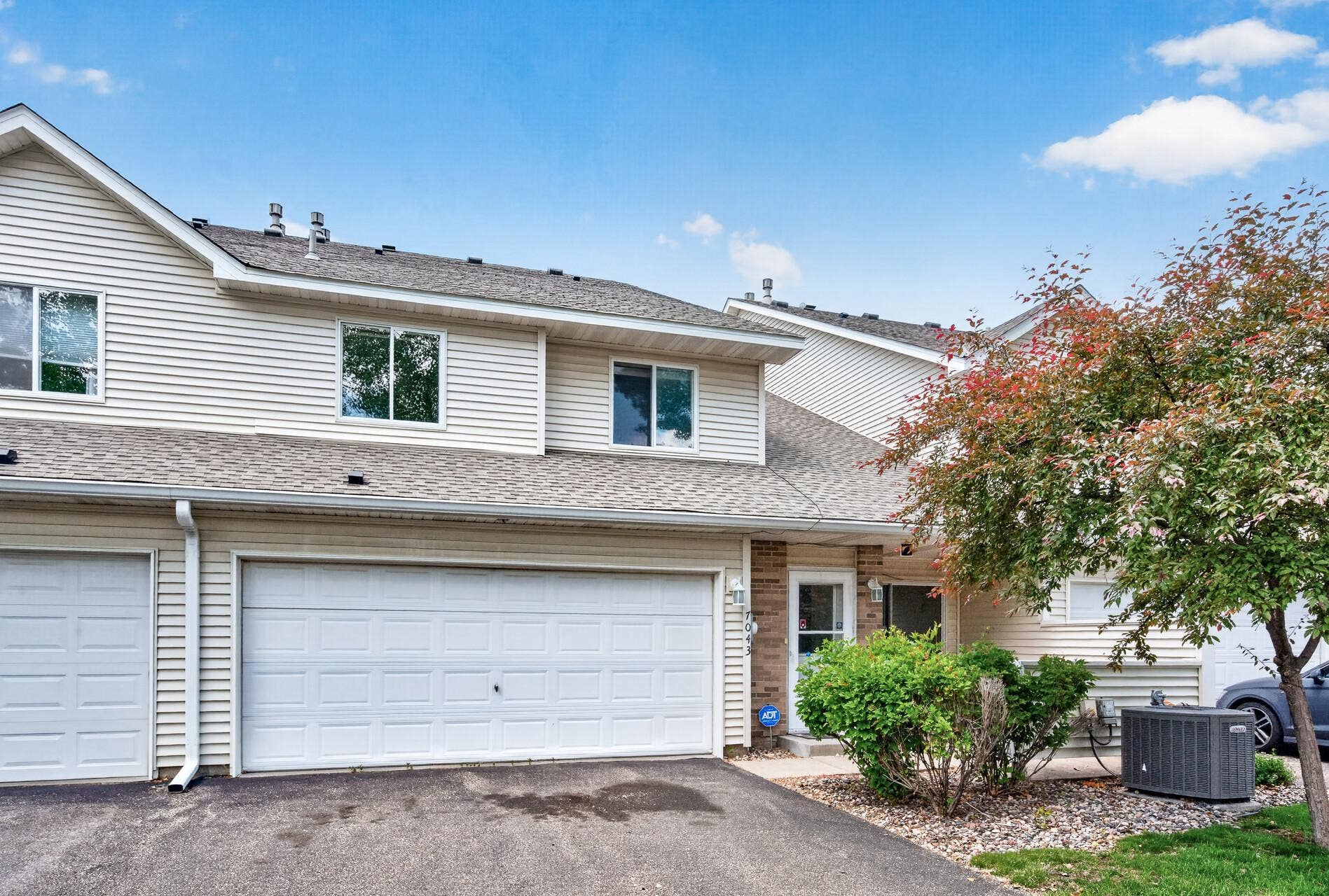 7043 48th Street N, Oakdale, MN 55128 Welcome home to 7043 48th Street N in Oakdale, MN!