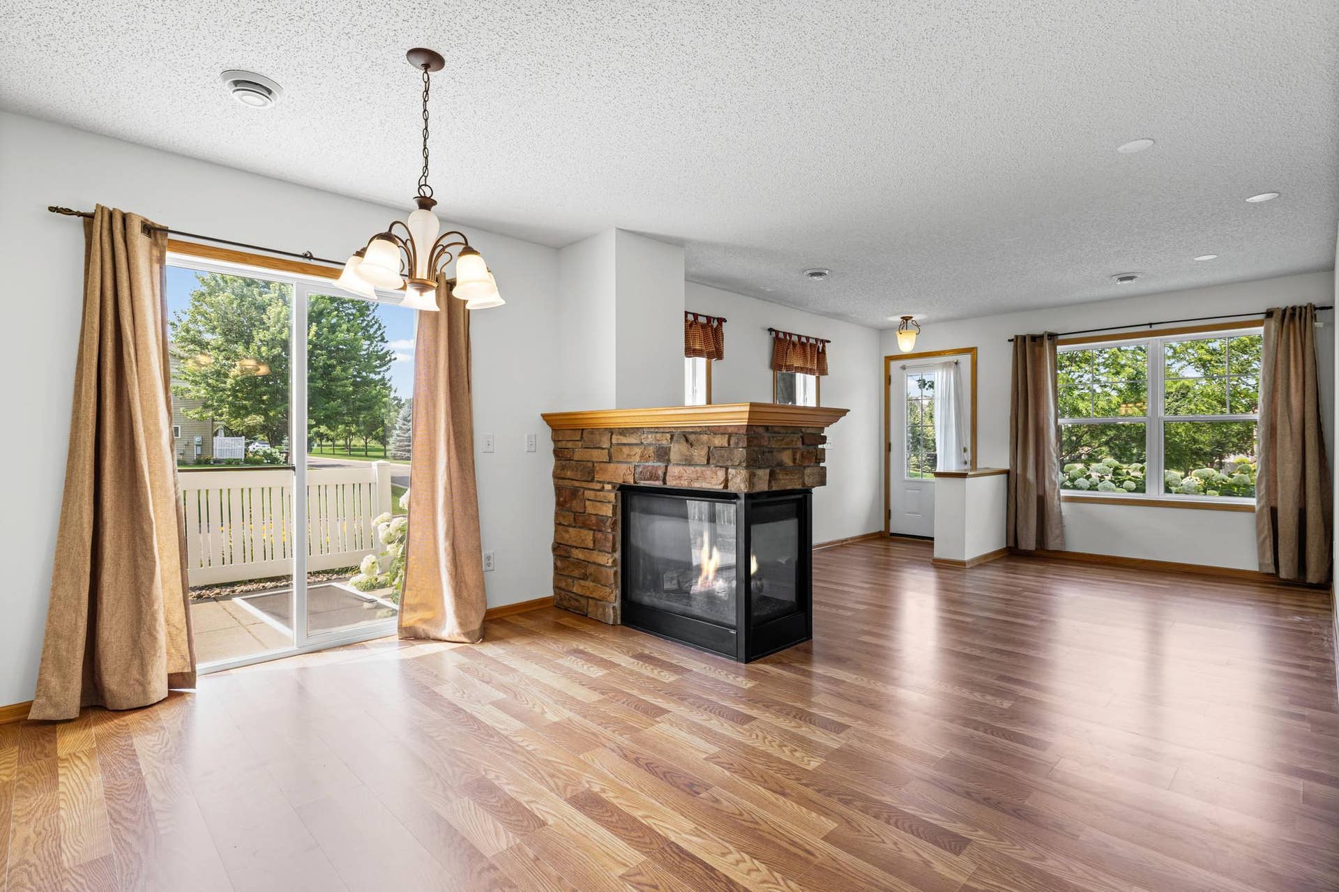 3232 Oak View Drive, Woodbury, MN 55129 3232 Oak View Drive, Woodbury, MN 55129