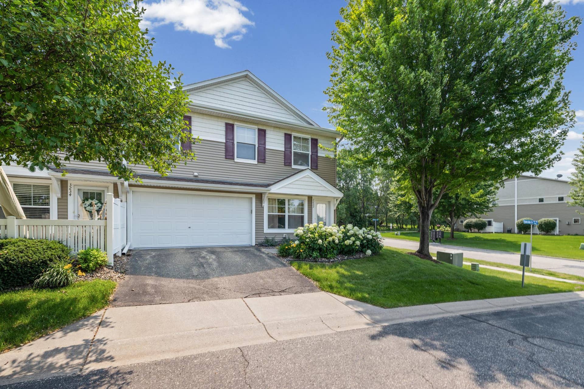 3232 Oak View Drive, Woodbury, MN 55129 3232 Oak View Drive, Woodbury, MN 55129