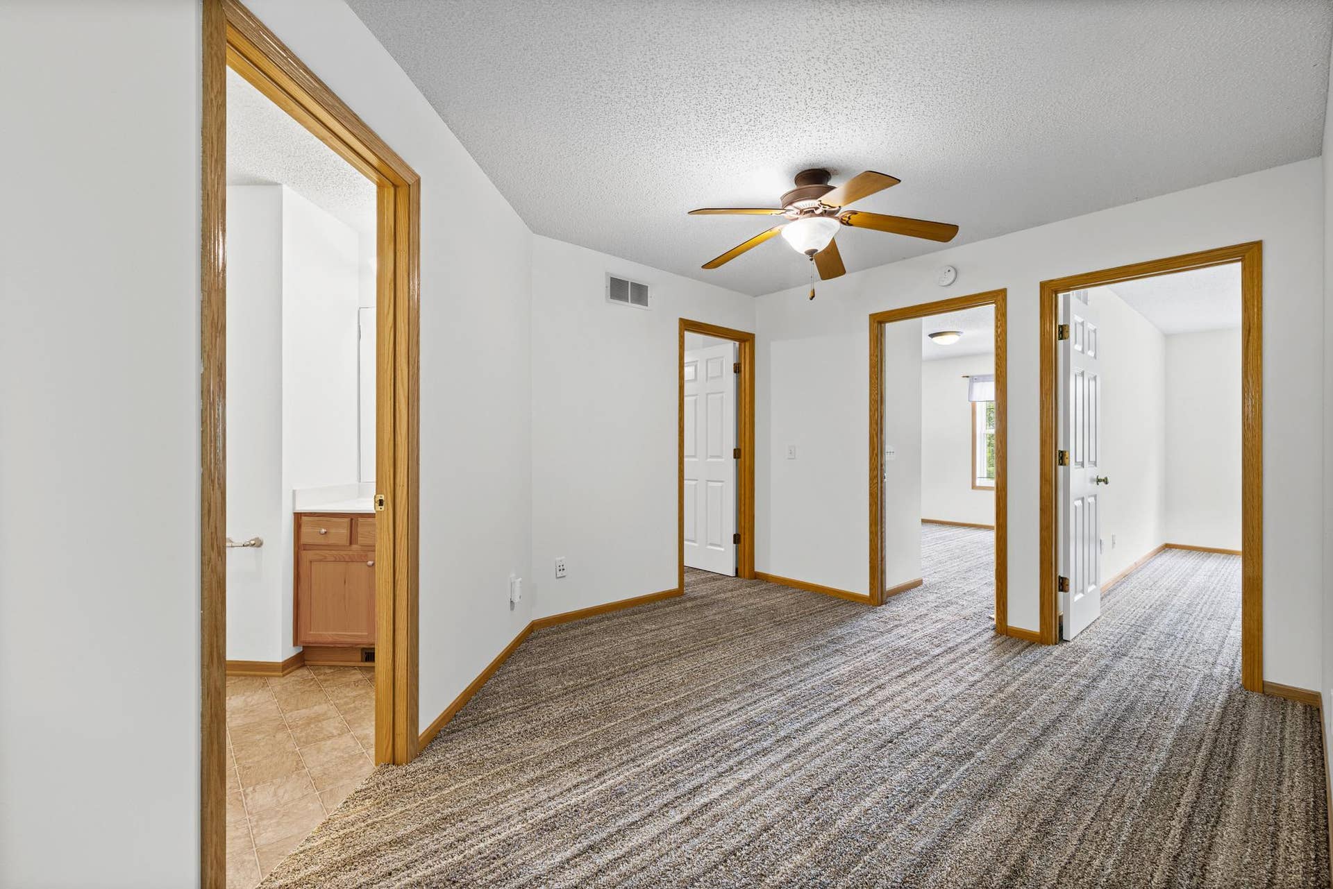 3232 Oak View Drive, Woodbury, MN 55129 3232 Oak View Drive, Woodbury, MN 55129