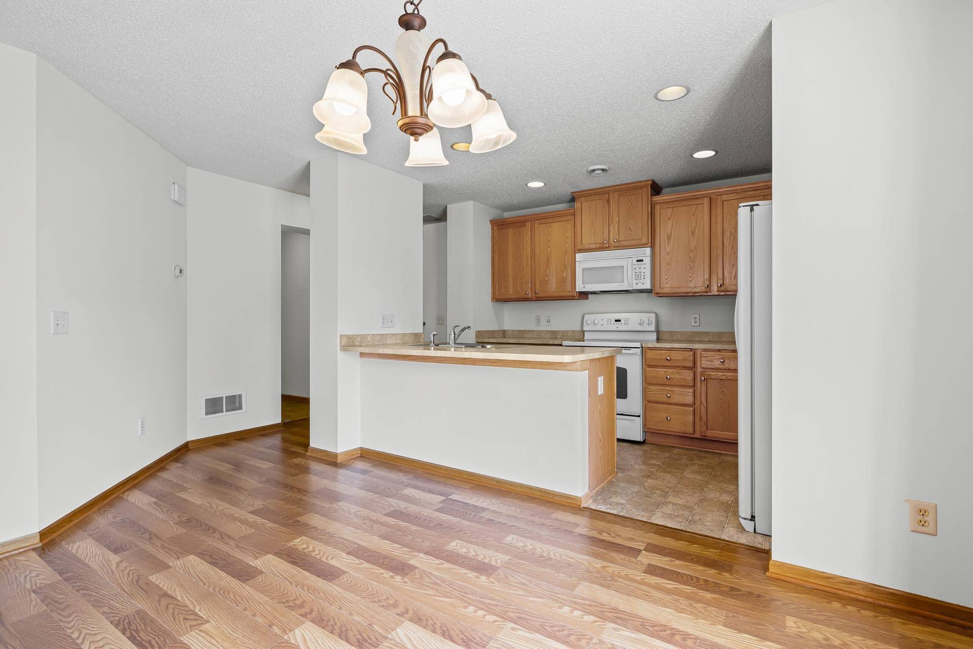 3232 Oak View Drive, Woodbury, MN 55129 3232 Oak View Drive, Woodbury, MN 55129