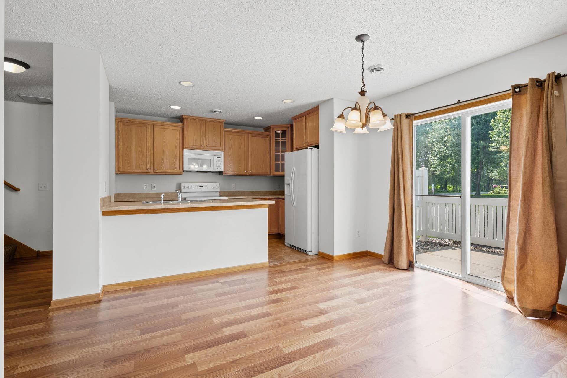 3232 Oak View Drive, Woodbury, MN 55129 3232 Oak View Drive, Woodbury, MN 55129