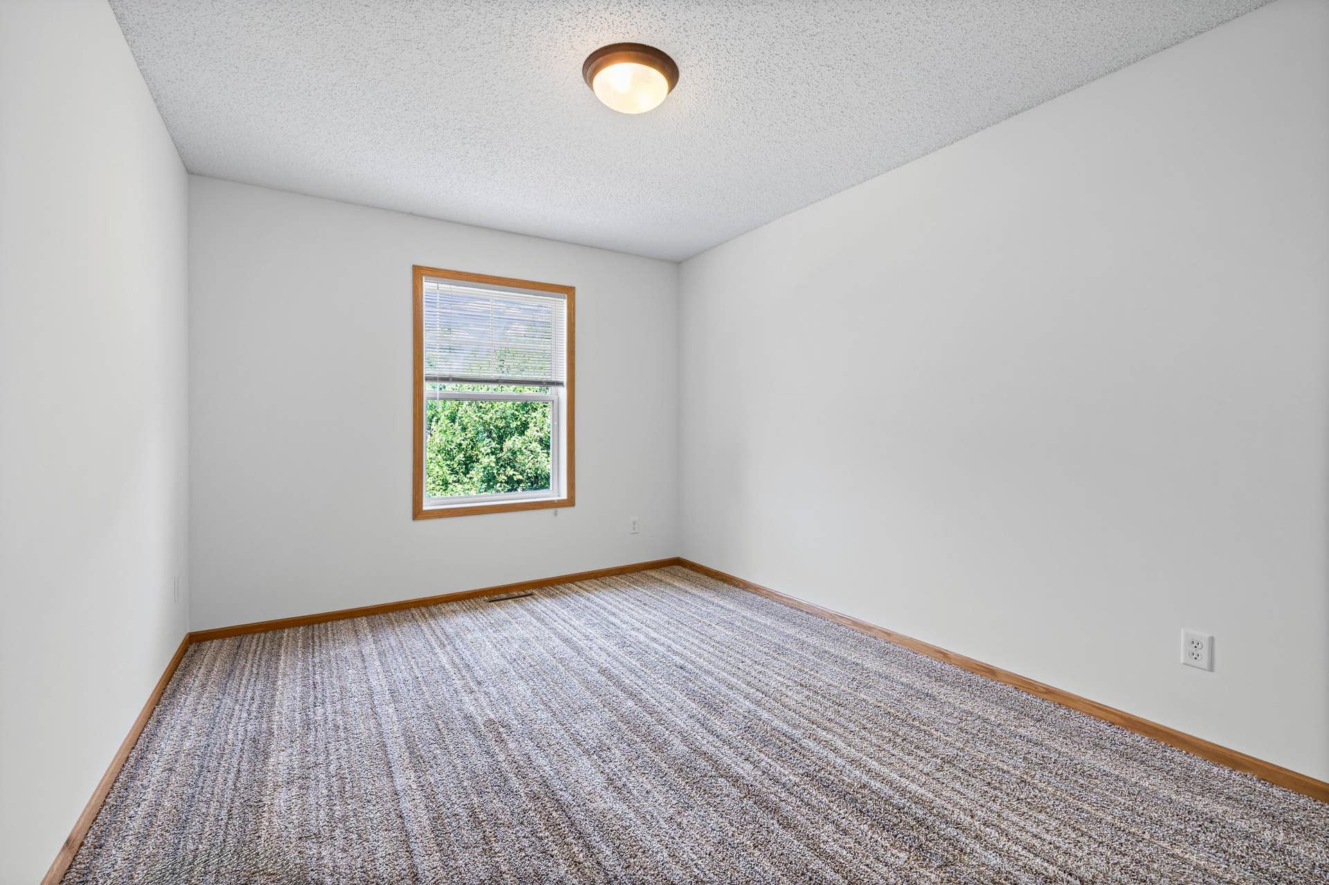 3232 Oak View Drive, Woodbury, MN 55129 3232 Oak View Drive, Woodbury, MN 55129
