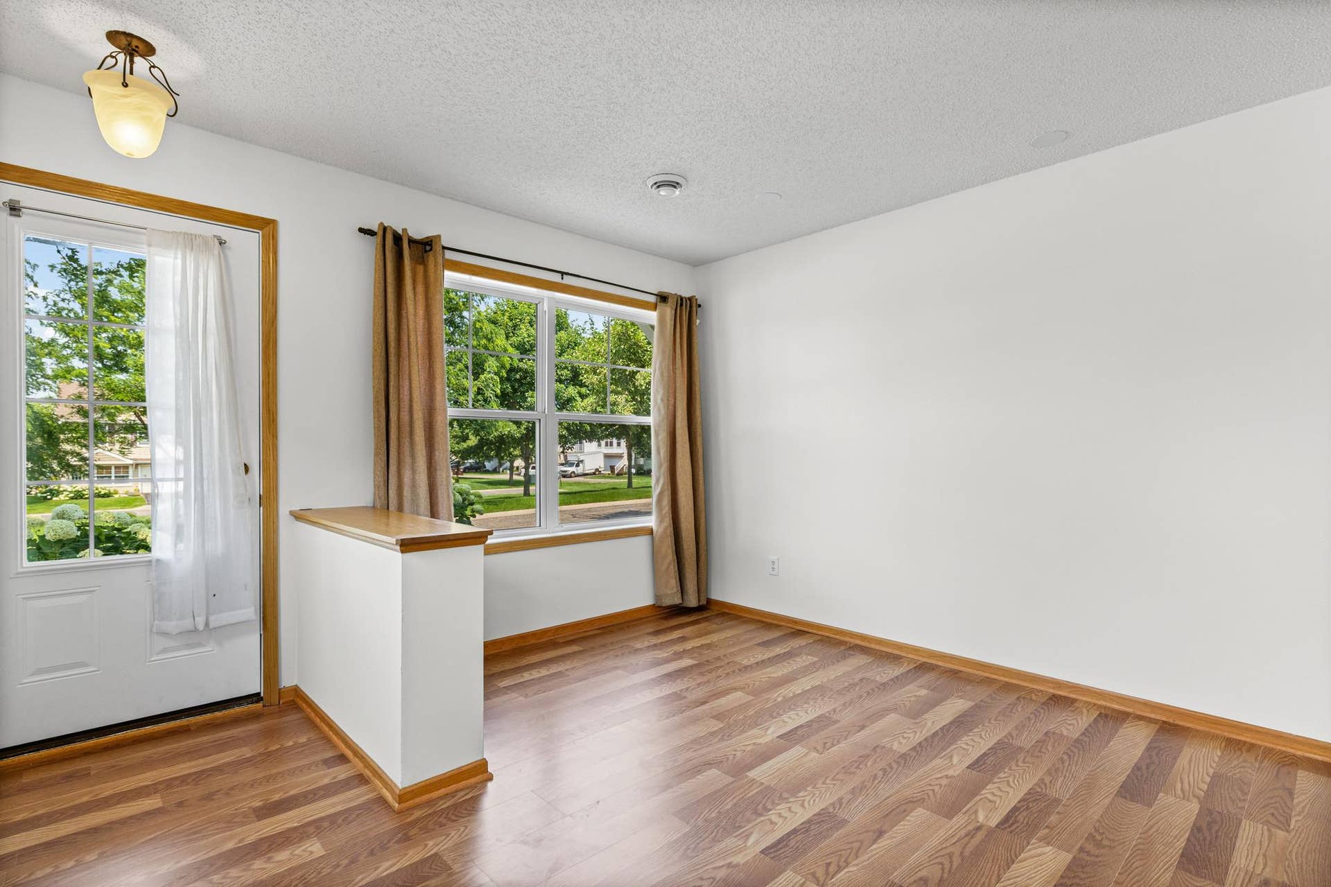 3232 Oak View Drive, Woodbury, MN 55129 3232 Oak View Drive, Woodbury, MN 55129