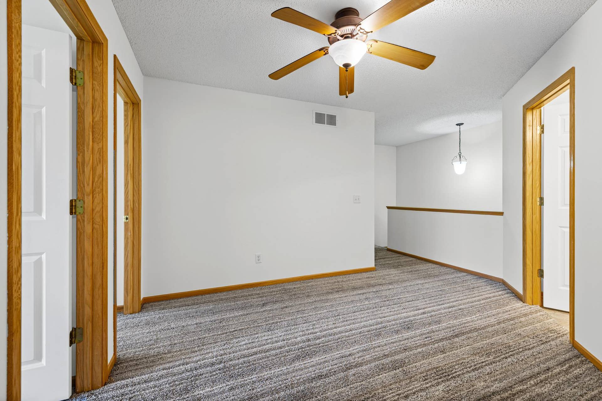 3232 Oak View Drive, Woodbury, MN 55129 3232 Oak View Drive, Woodbury, MN 55129